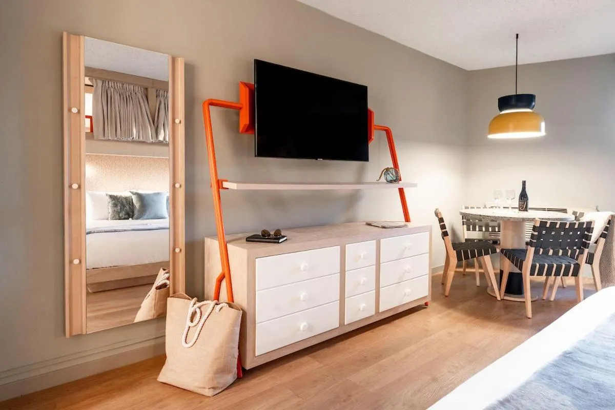 Bedroom, Bed in Red Jacket Beach Resort