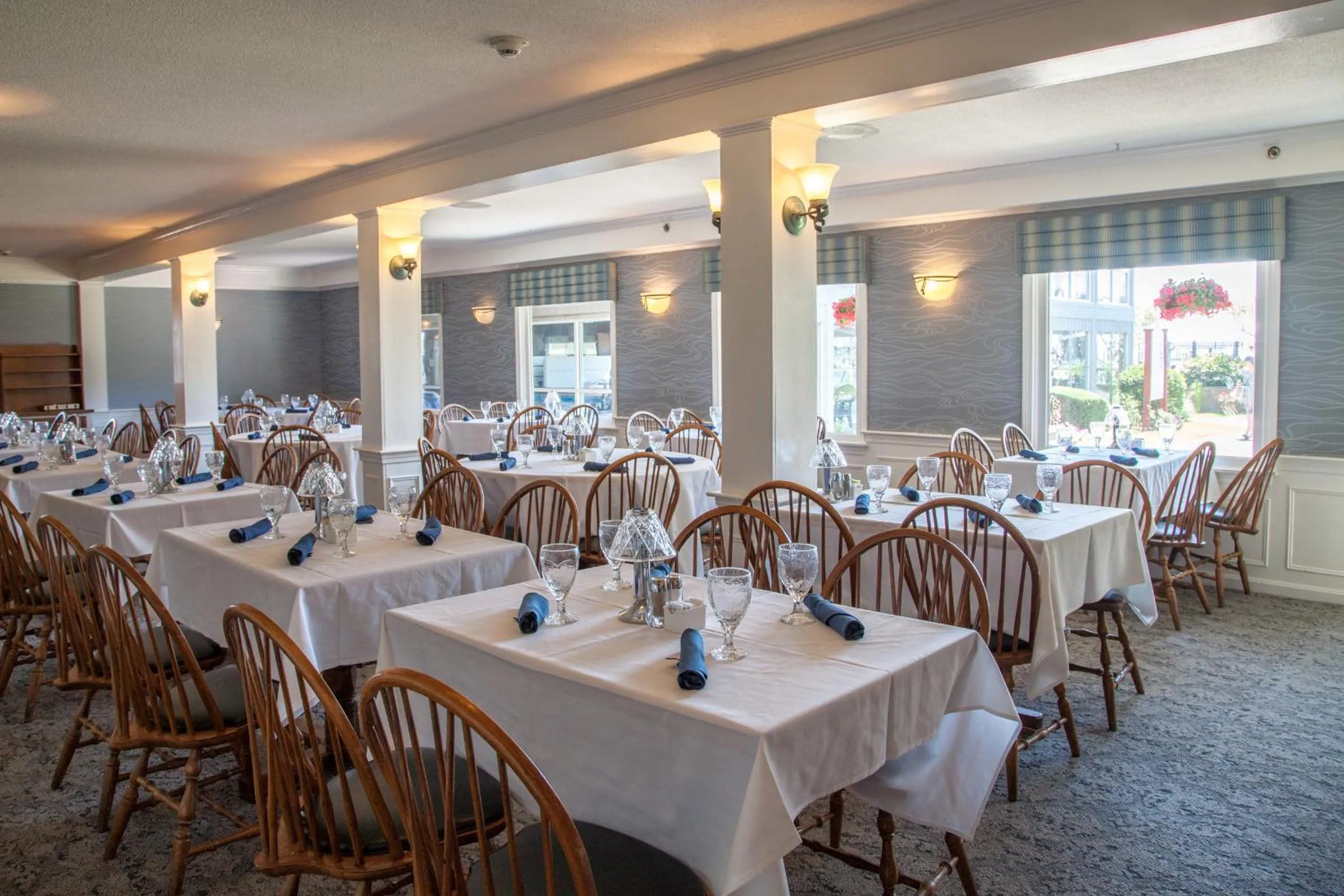 Restaurant/places to eat in Red Jacket Beach Resort