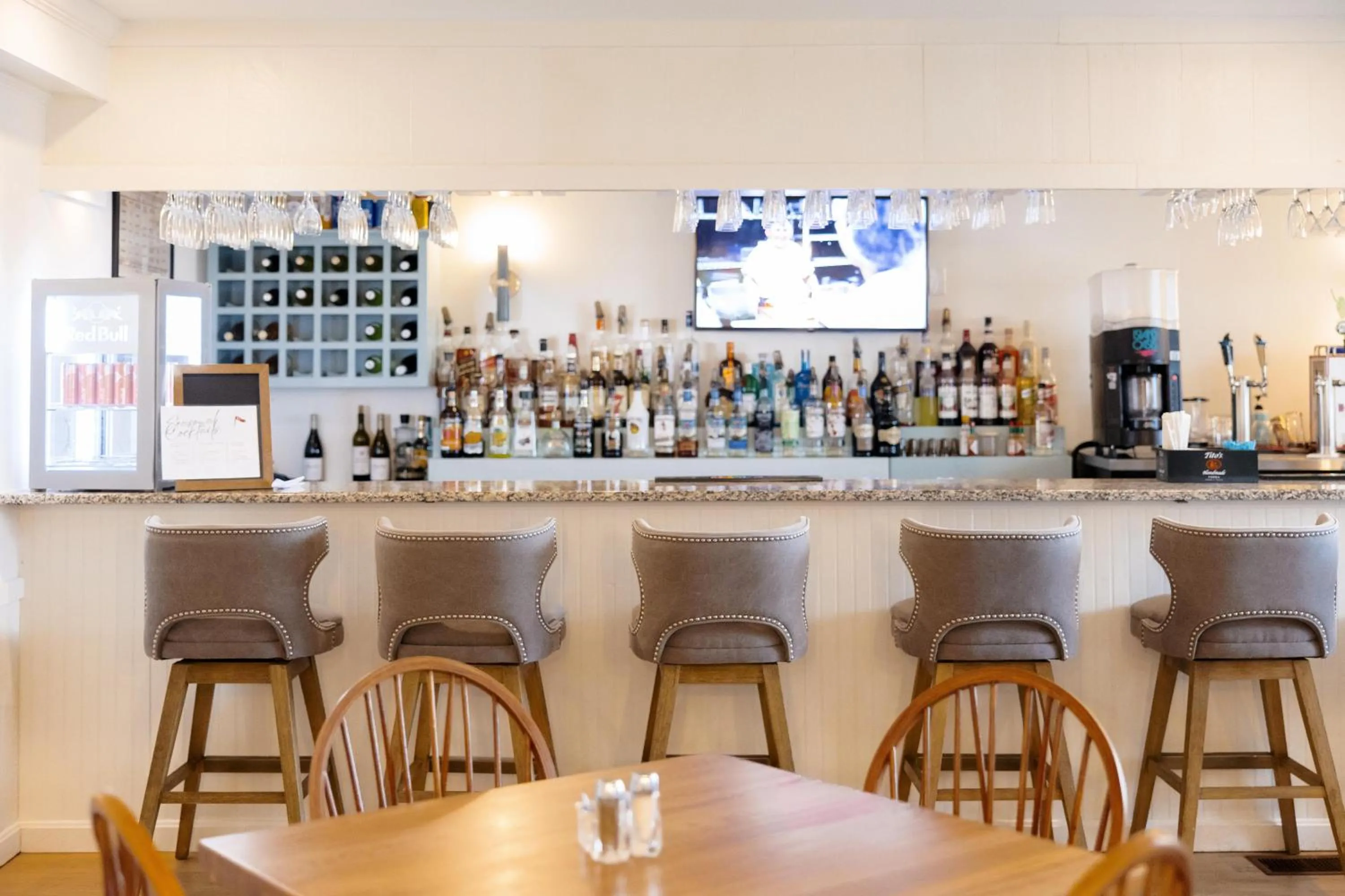 Lounge or bar in Red Jacket Beach Resort