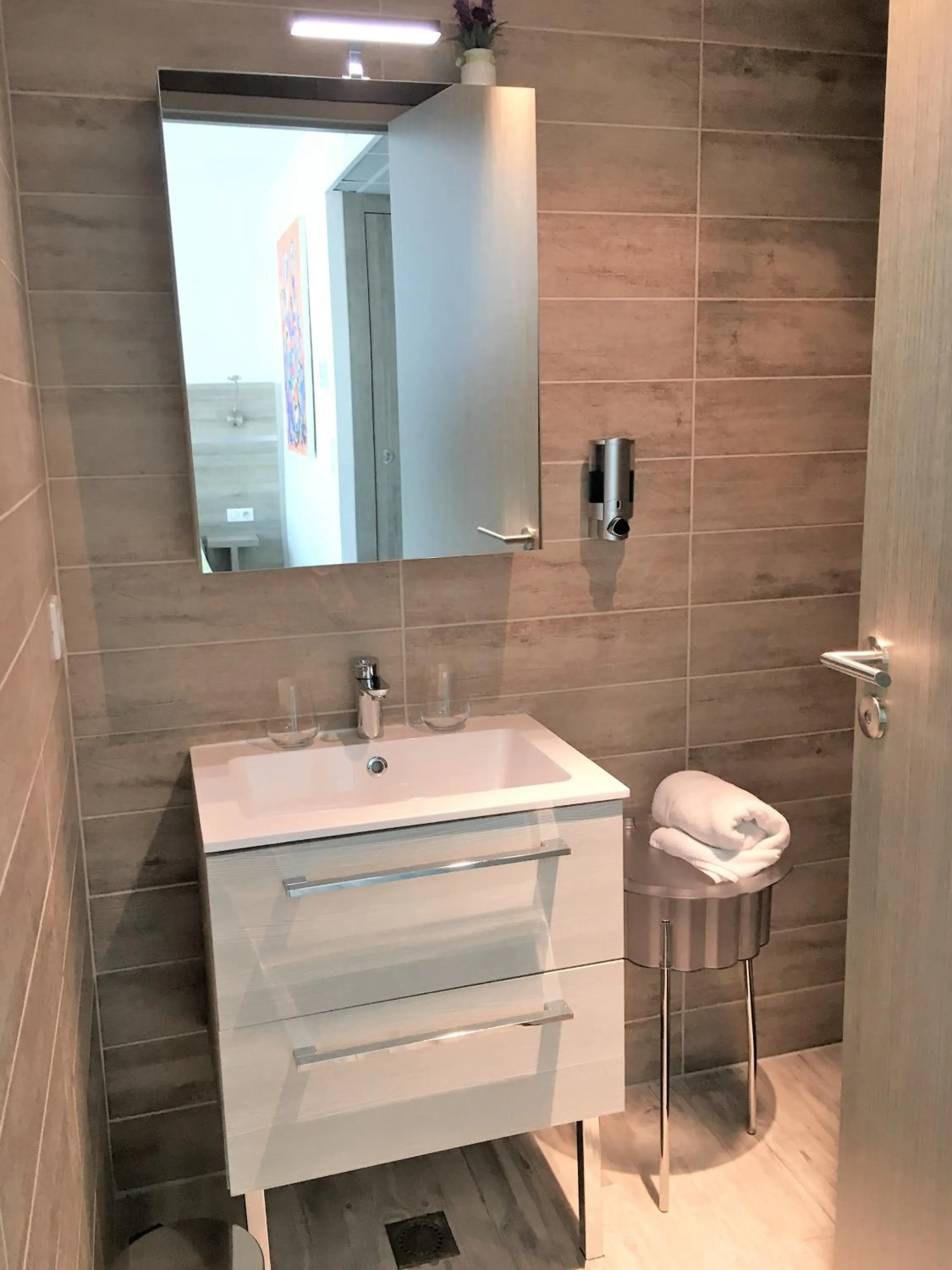 Shower in Appart' Hotel La Girafe Marseille Est - Porte d'Aubagne