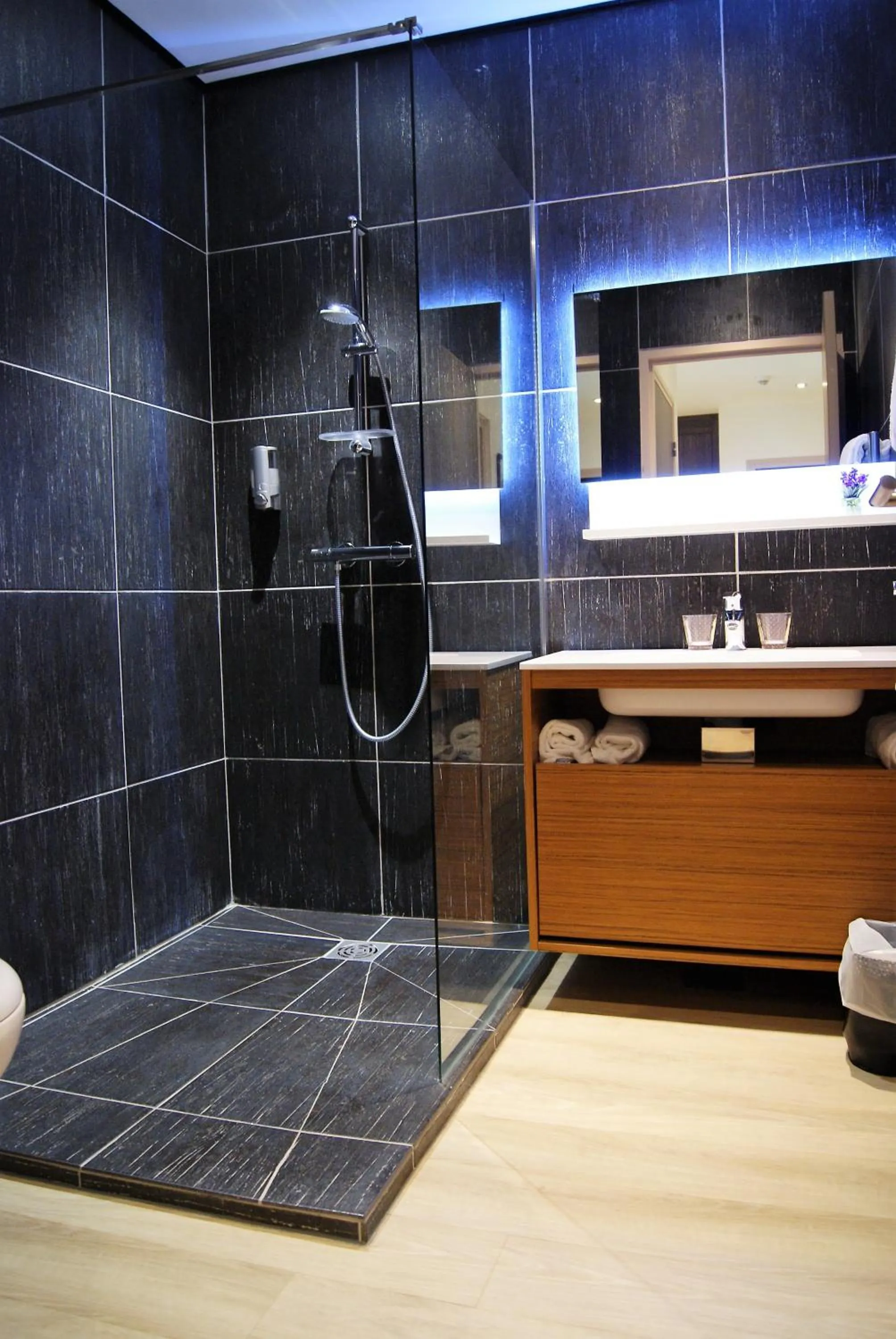 Shower in Appart' Hotel La Girafe Marseille Est - Porte d'Aubagne