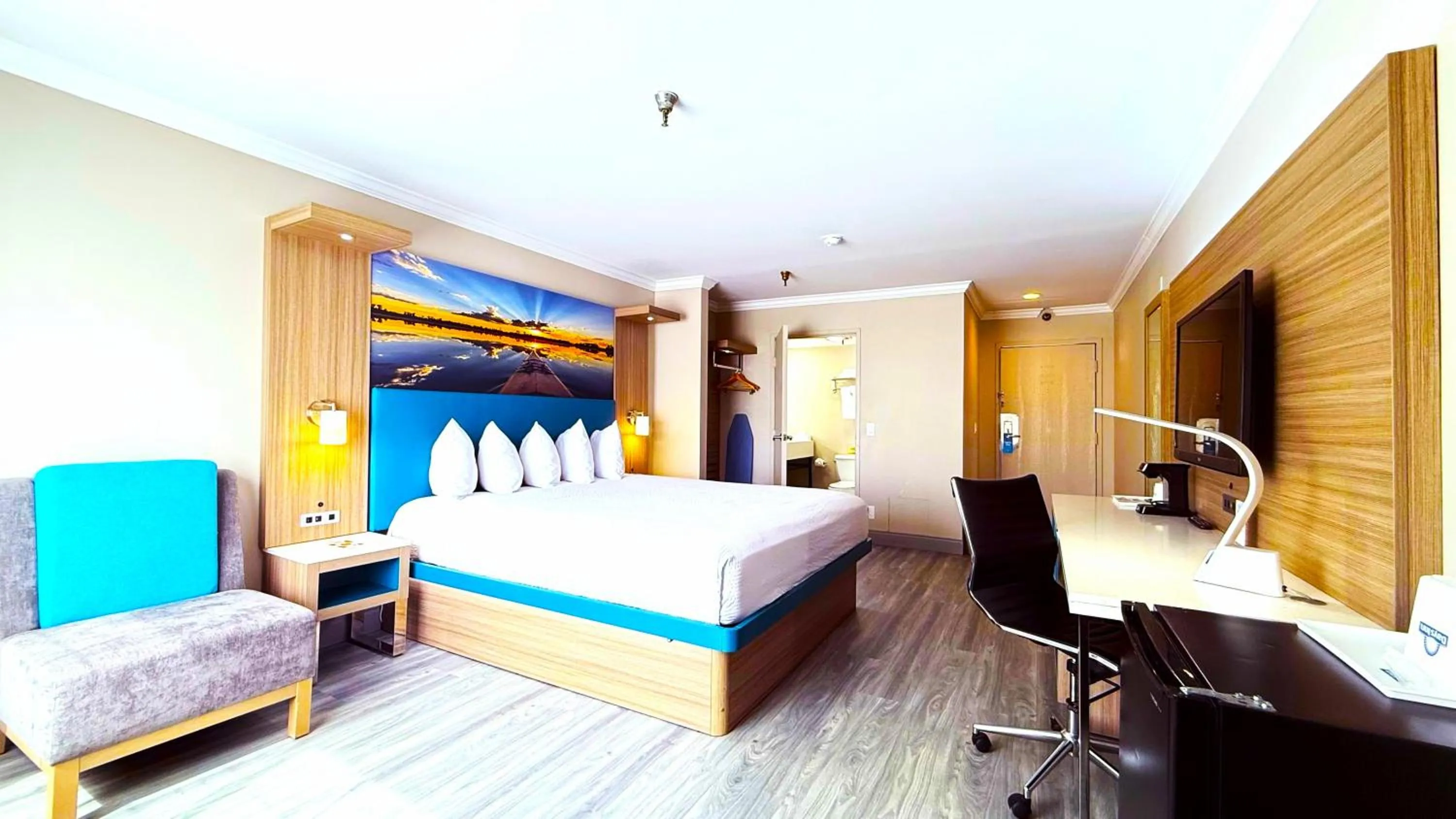 Living room, Bed in Days Inn by Wyndham Los Angeles LAX/ Redondo&ManhattanBeach