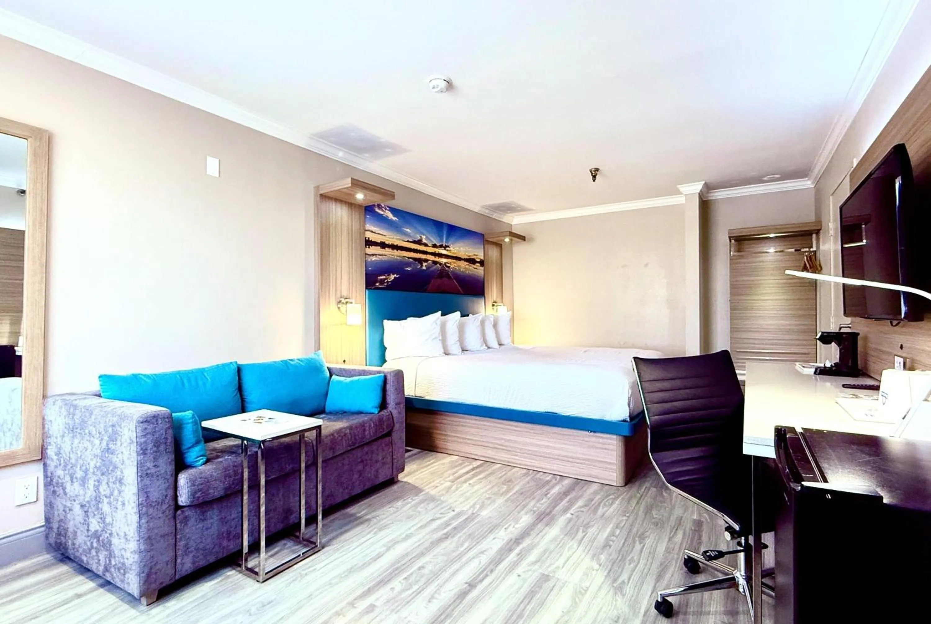 Photo of the whole room, Bed in Days Inn by Wyndham Los Angeles LAX/ Redondo&ManhattanBeach