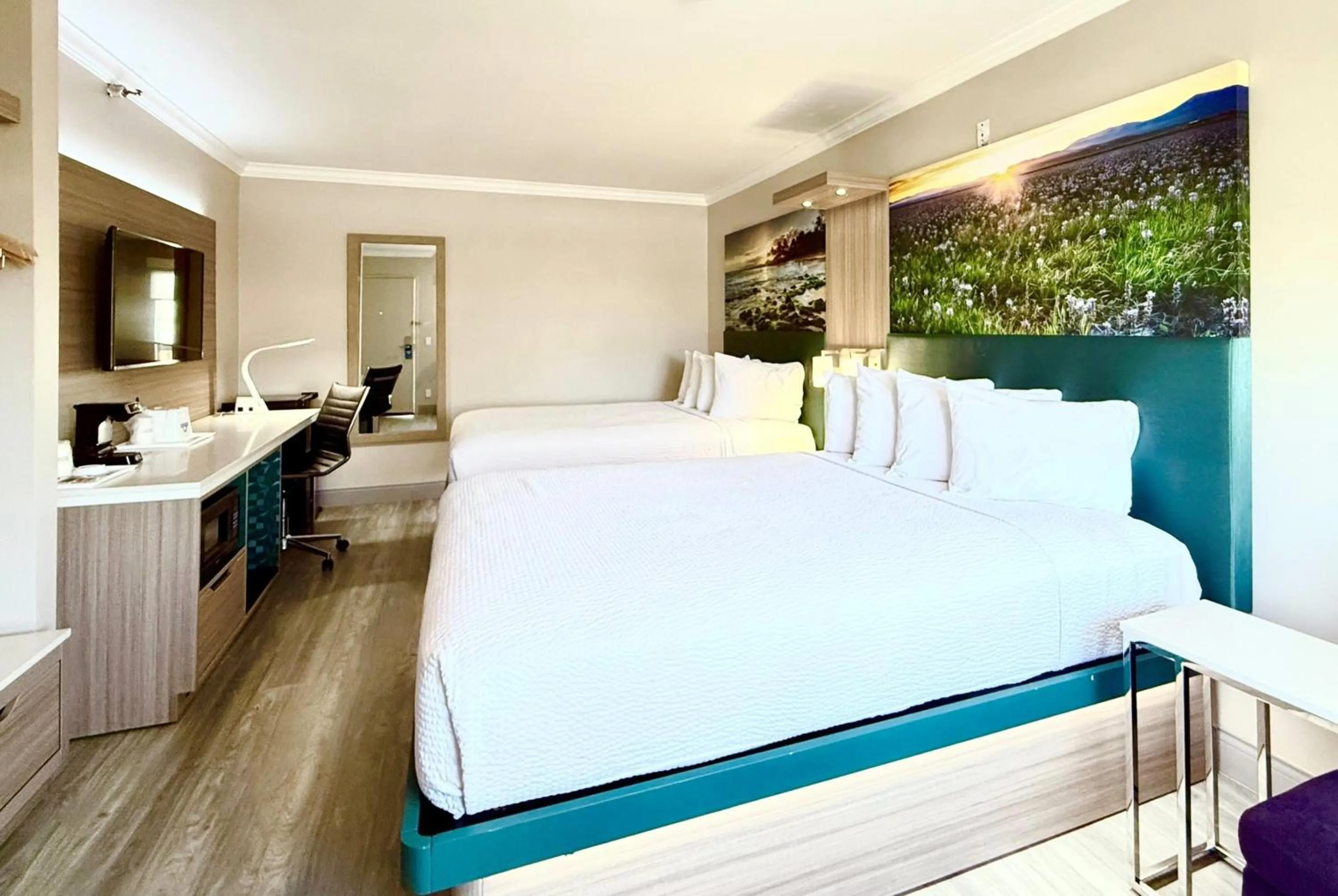 Photo of the whole room, Bed in Days Inn by Wyndham Los Angeles LAX/ Redondo&ManhattanBeach