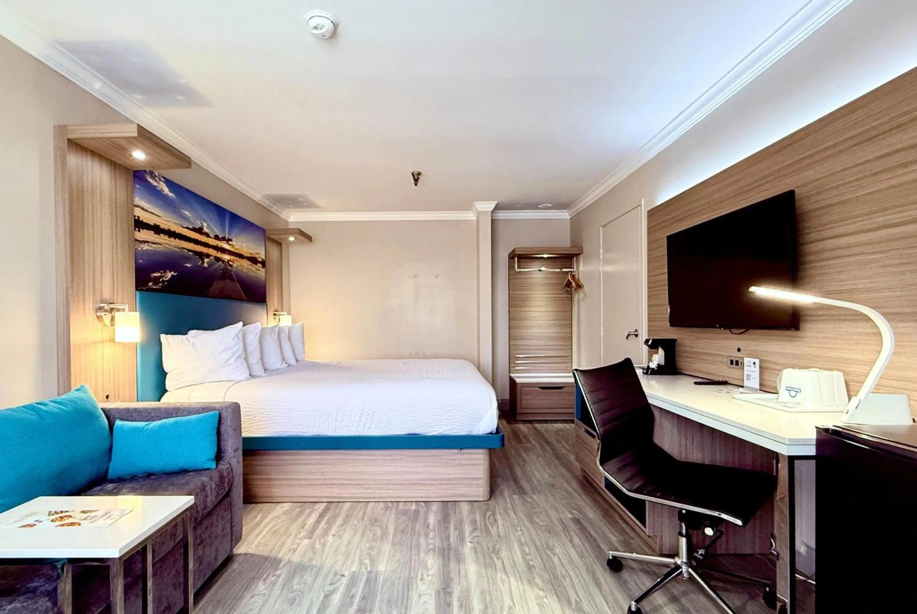 Photo of the whole room, Bed in Days Inn by Wyndham Los Angeles LAX/ Redondo&ManhattanBeach