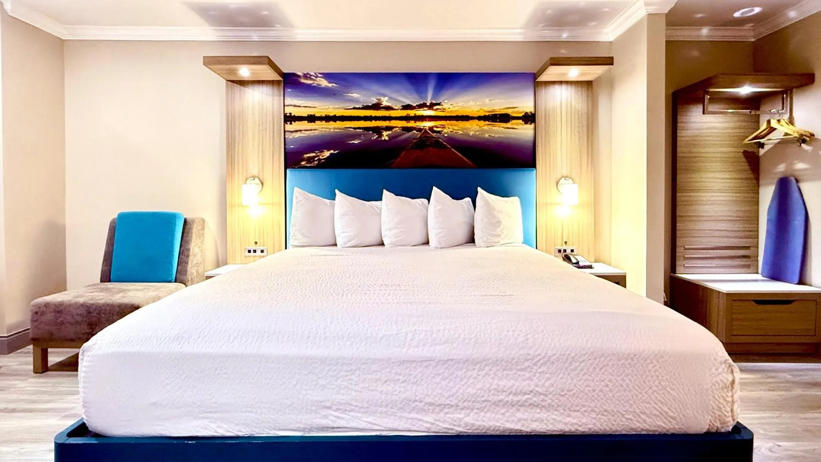 Bed in Days Inn by Wyndham Los Angeles LAX/ Redondo&ManhattanBeach