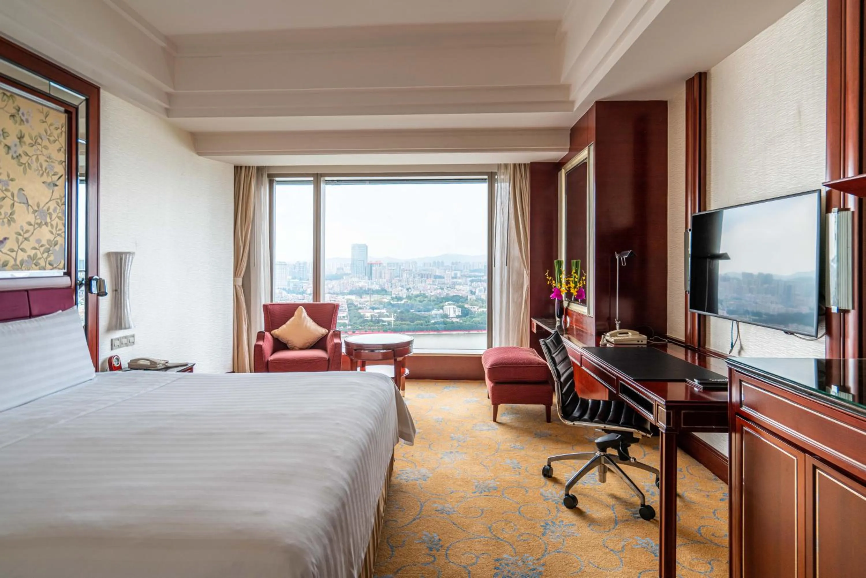 Photo of the whole room, Bed in Shangri-La Guangzhou