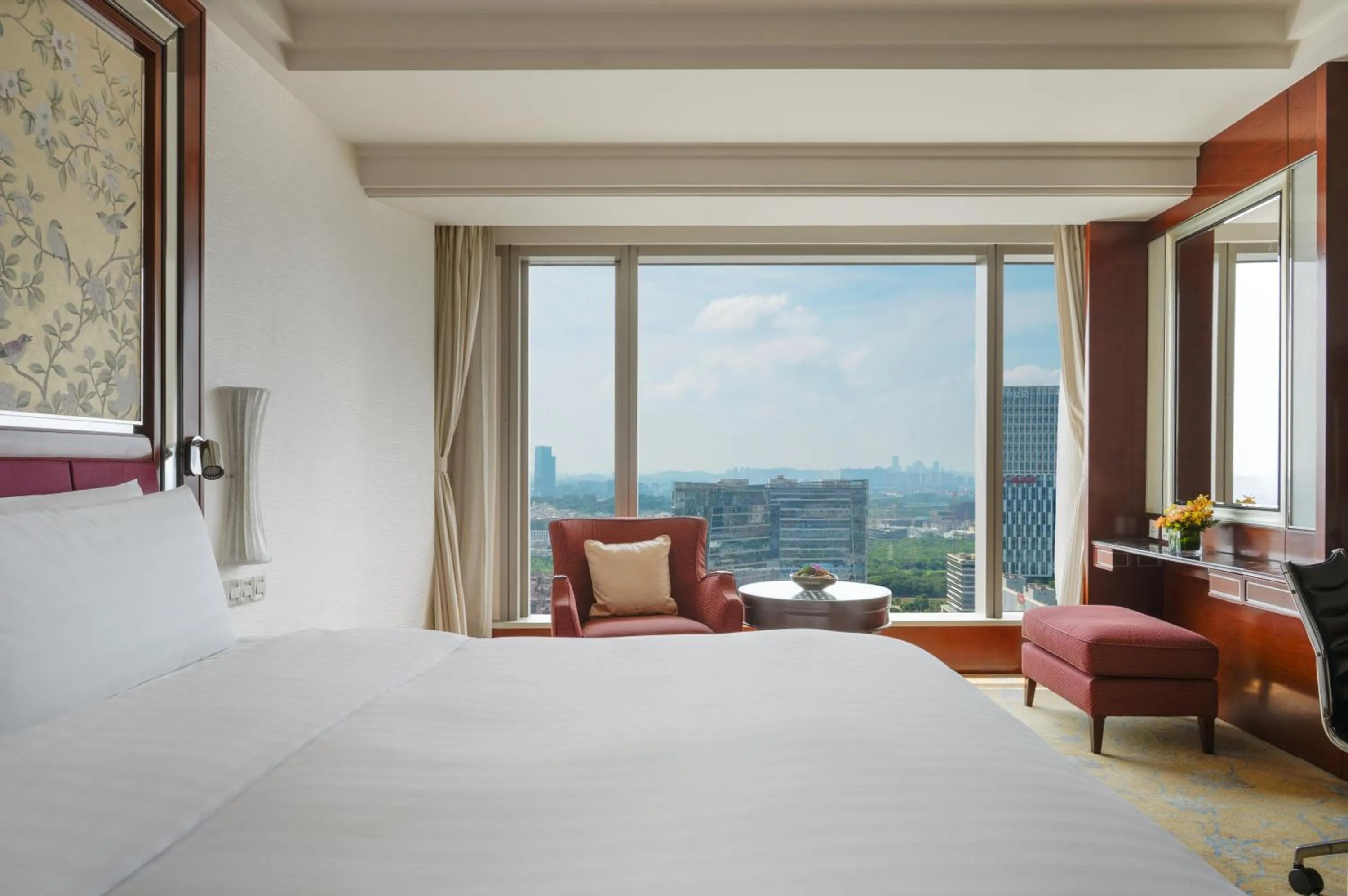 Photo of the whole room, Bed in Shangri-La Guangzhou