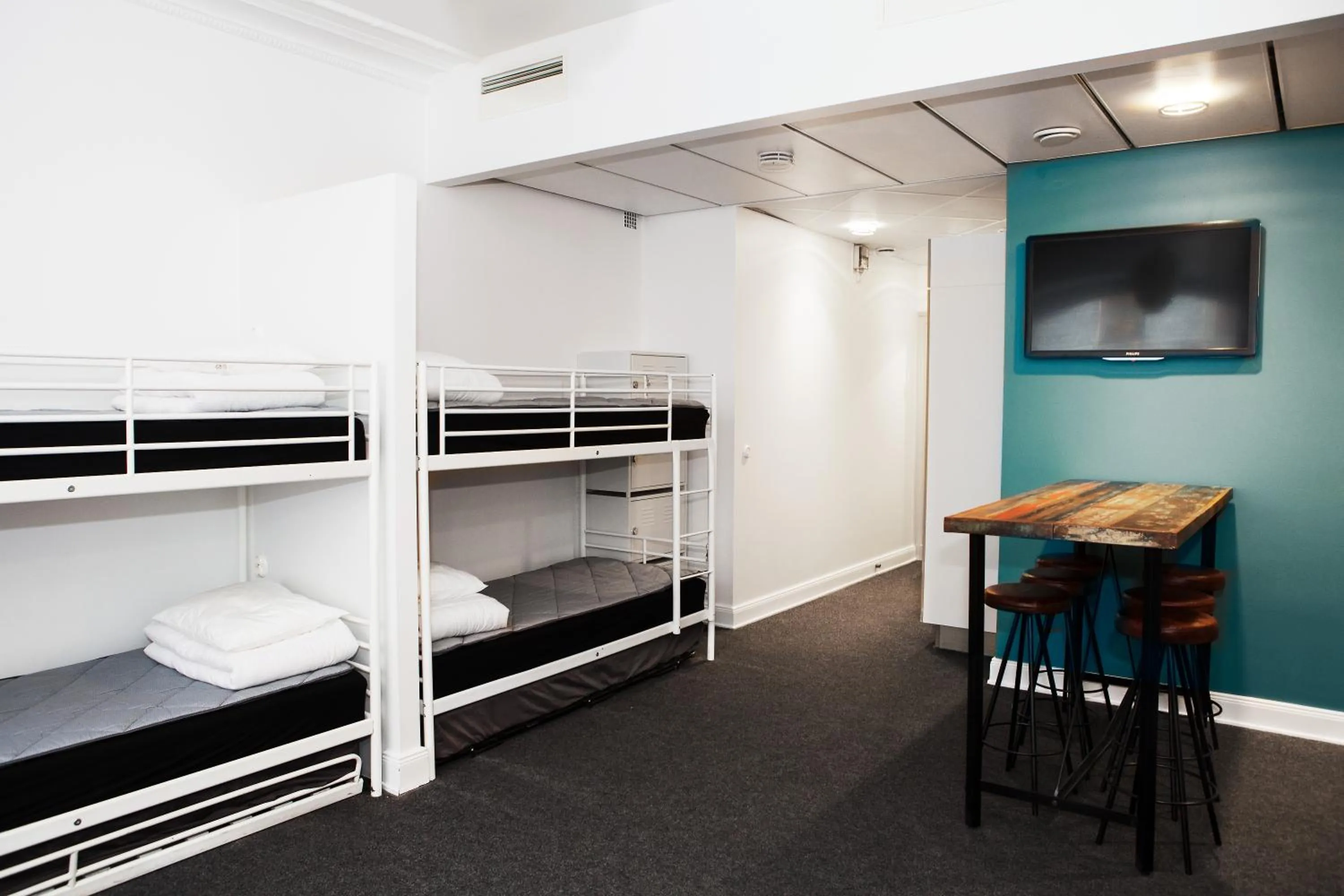 Living room, Bed in City Backpackers Hostel