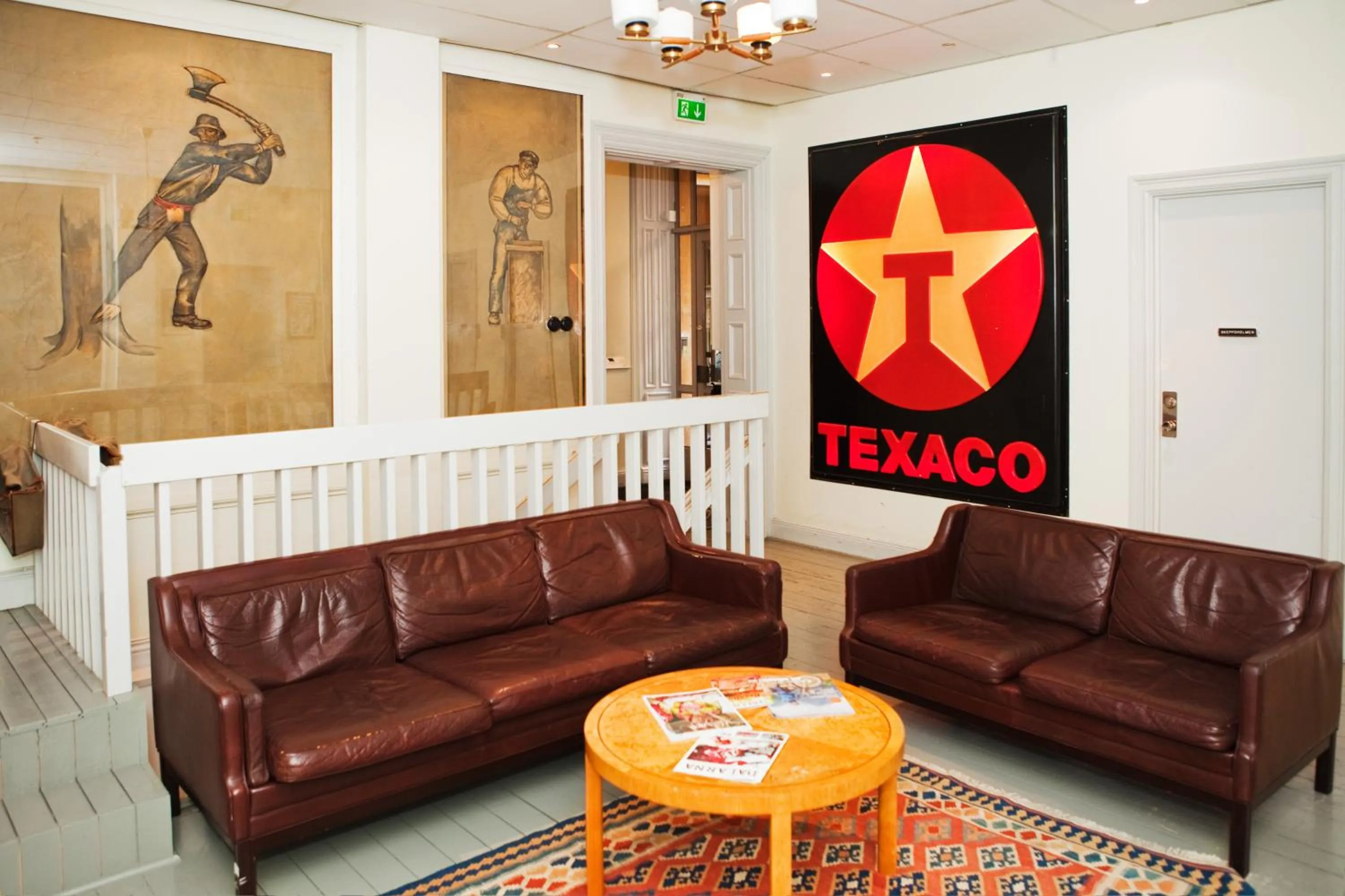 Communal lounge/ TV room in City Backpackers Hostel