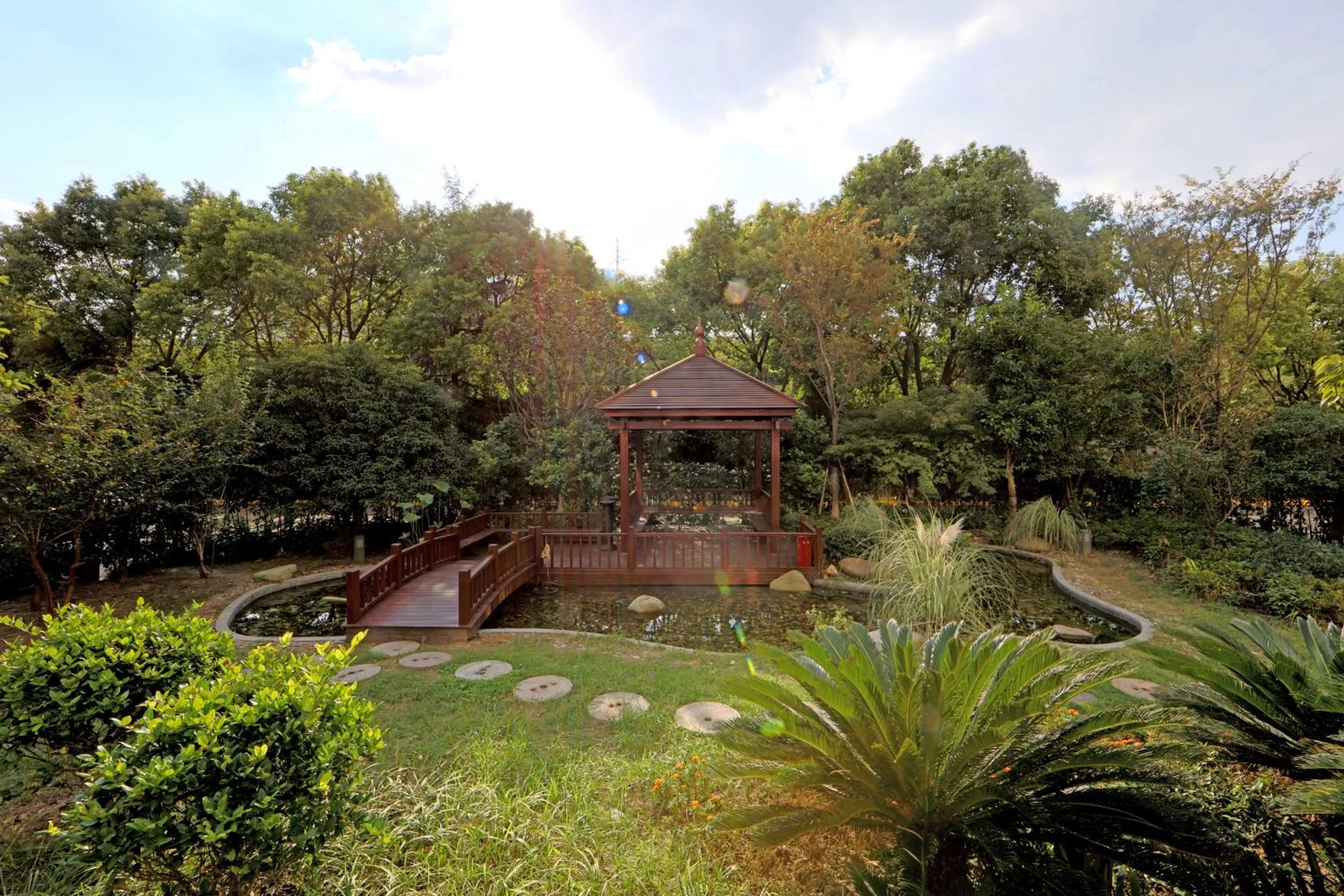 Garden in Ramada Plaza Shanghai Pudong Airport - 3 mins to PVG depature floor & check entrance with hotel shuttle