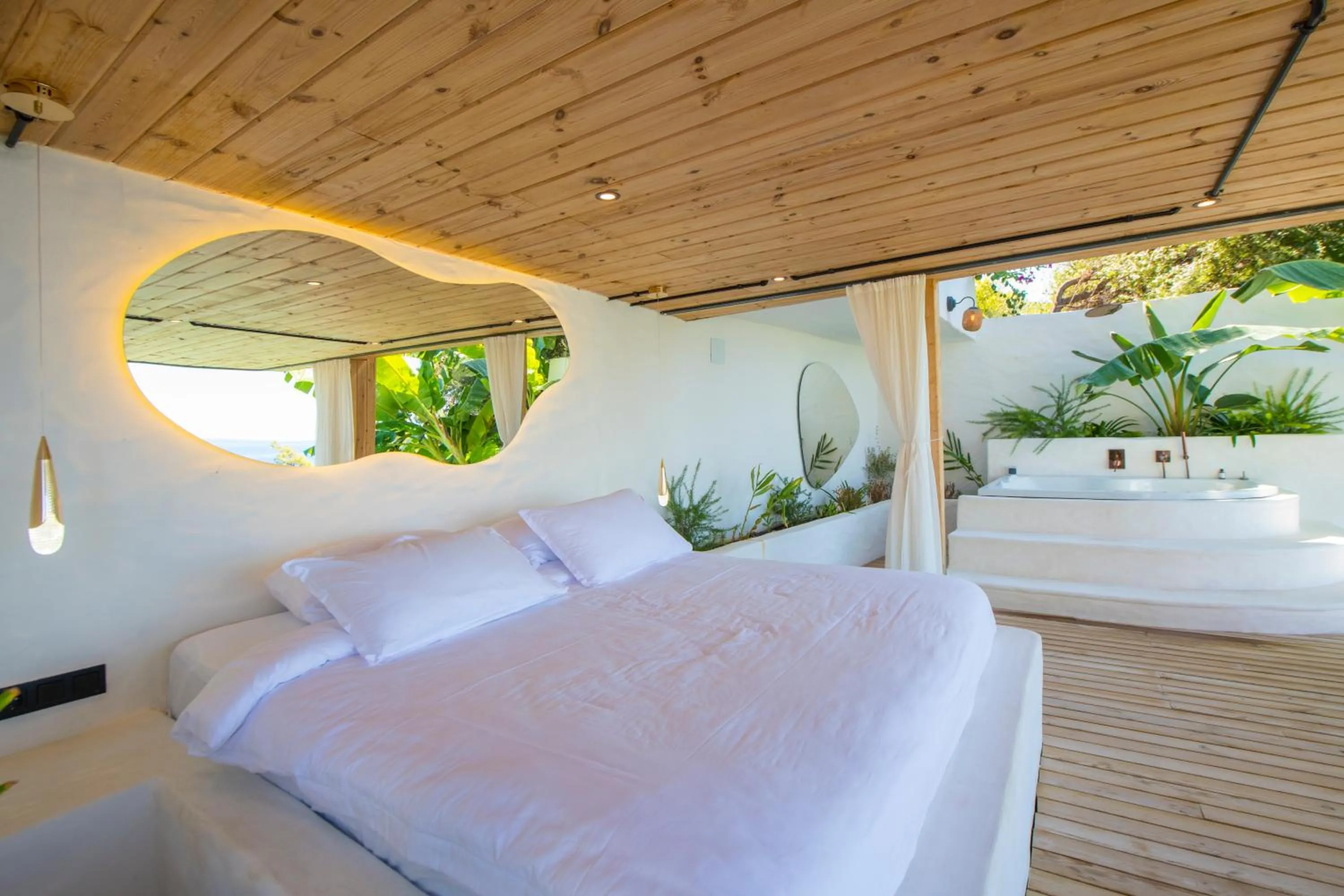 Bed in Seaview Faralya