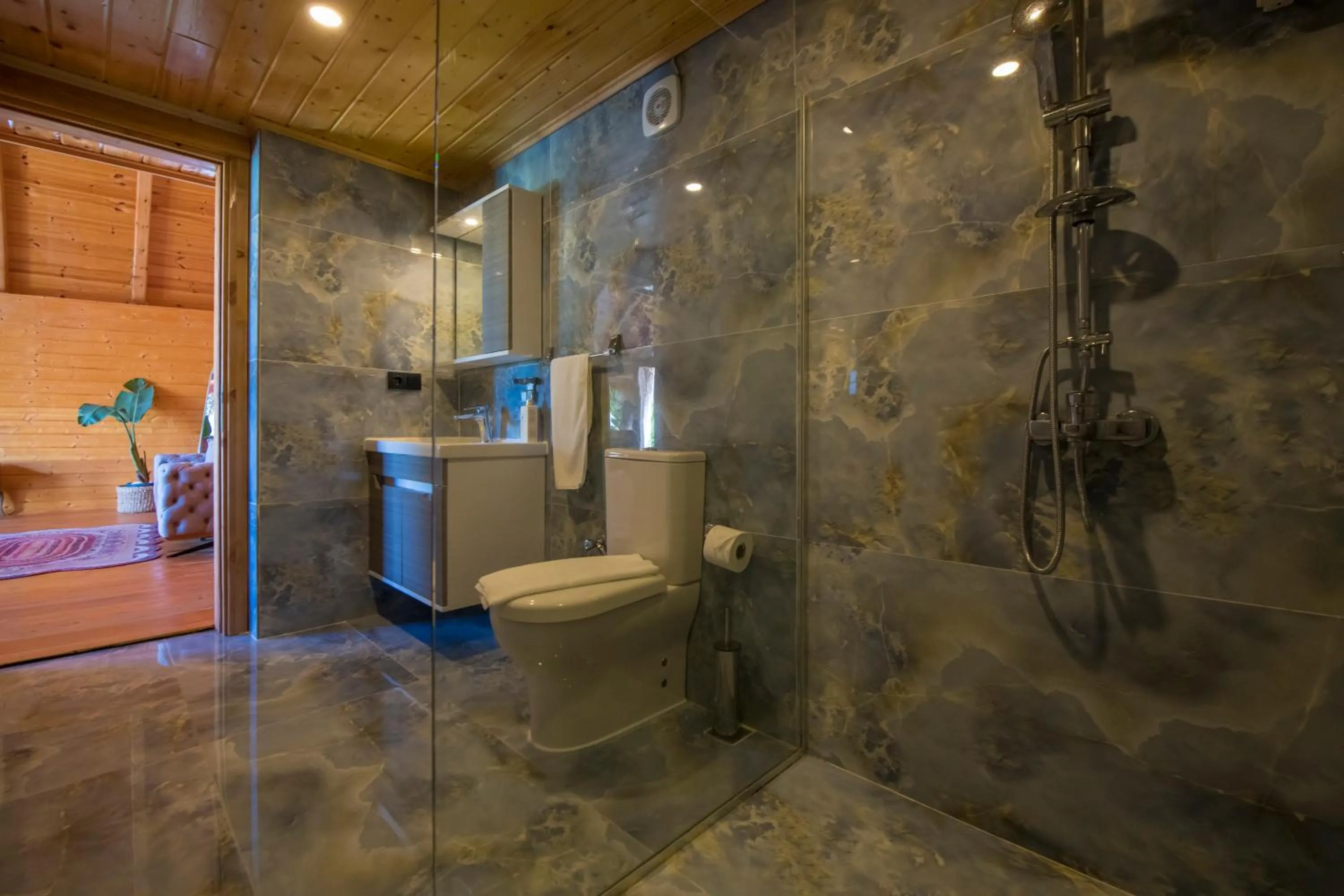 Shower in Seaview Faralya