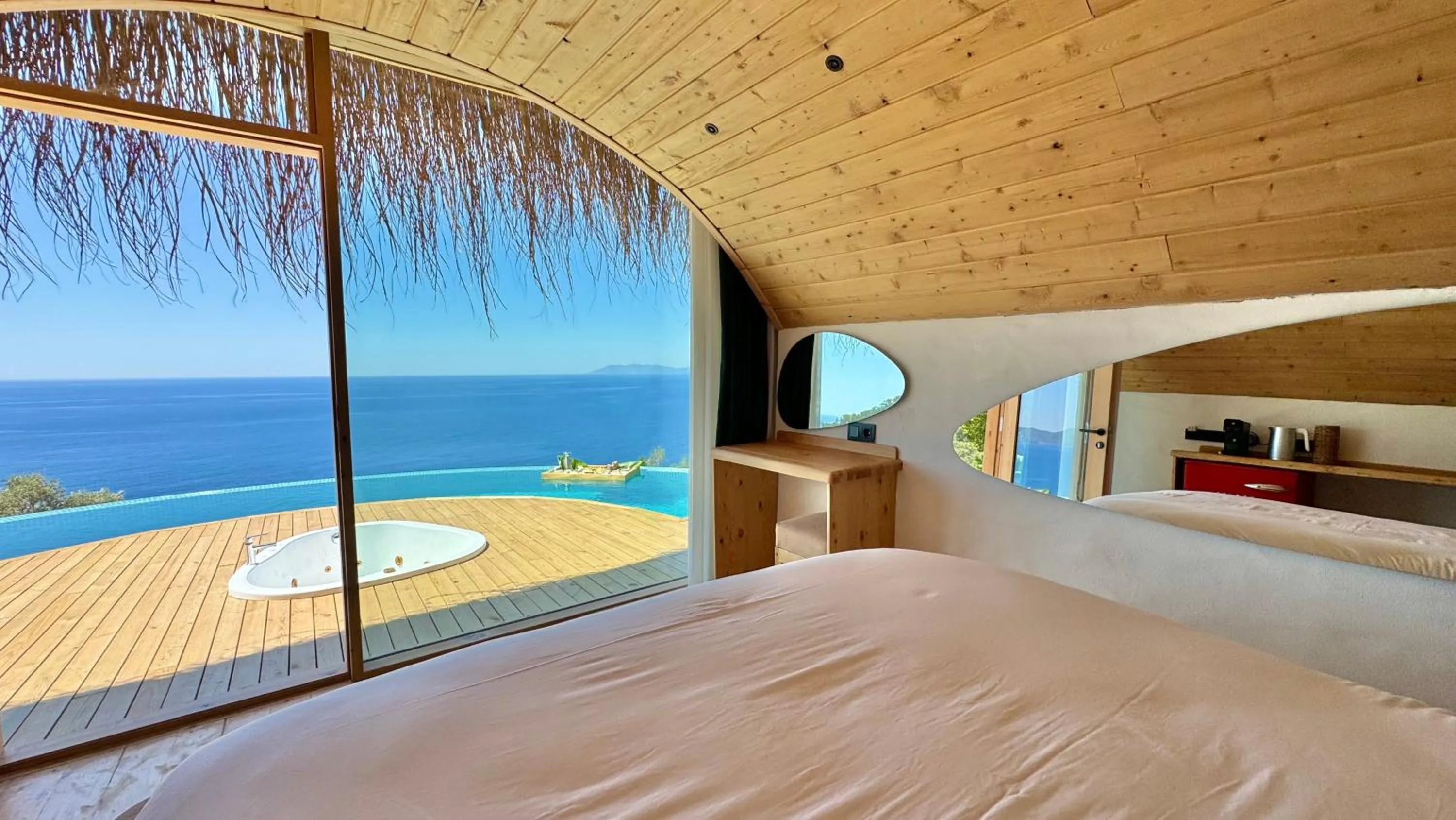 Sea view, Bed in Seaview Faralya