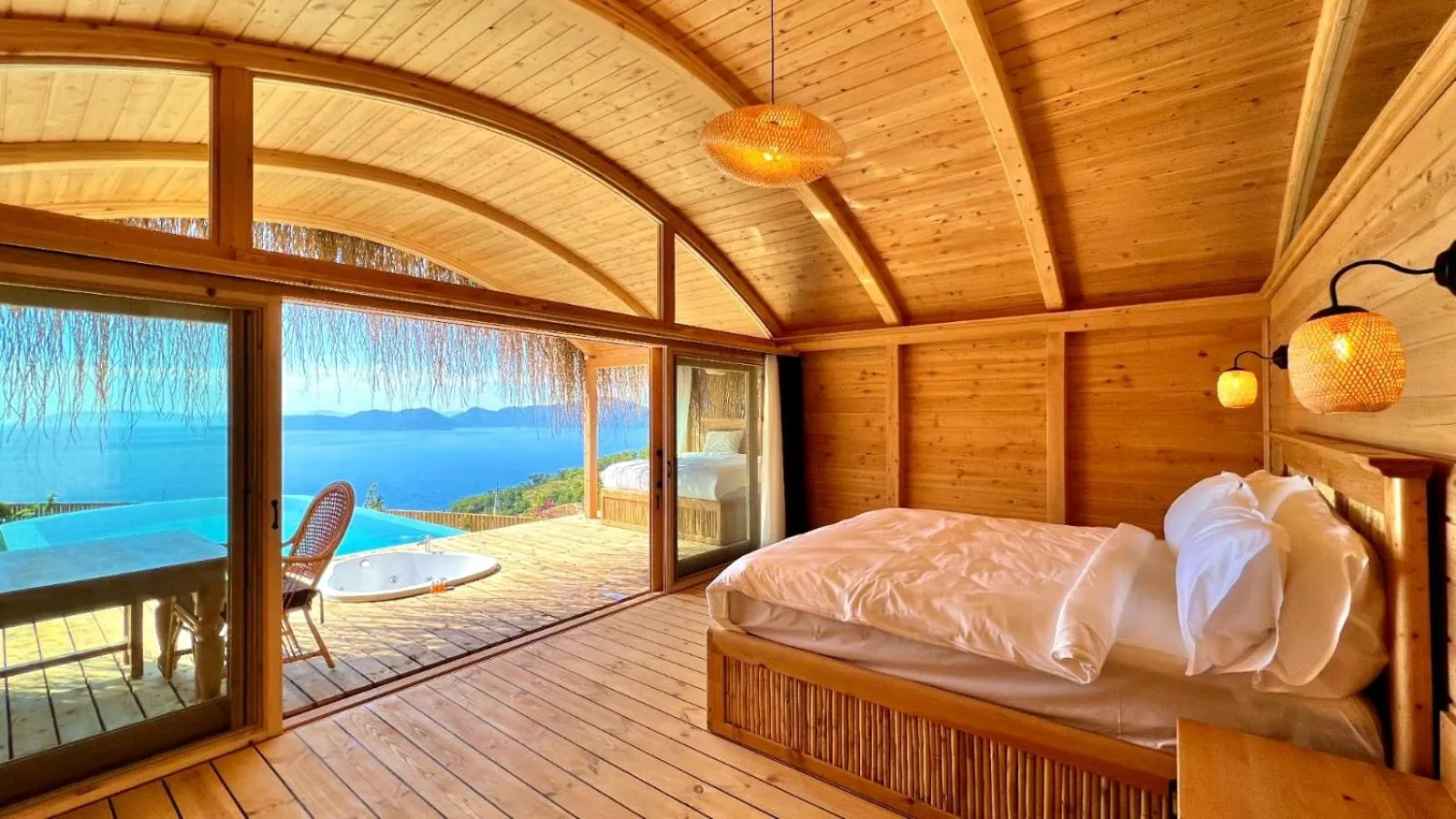 Photo of the whole room, Bed in Seaview Faralya