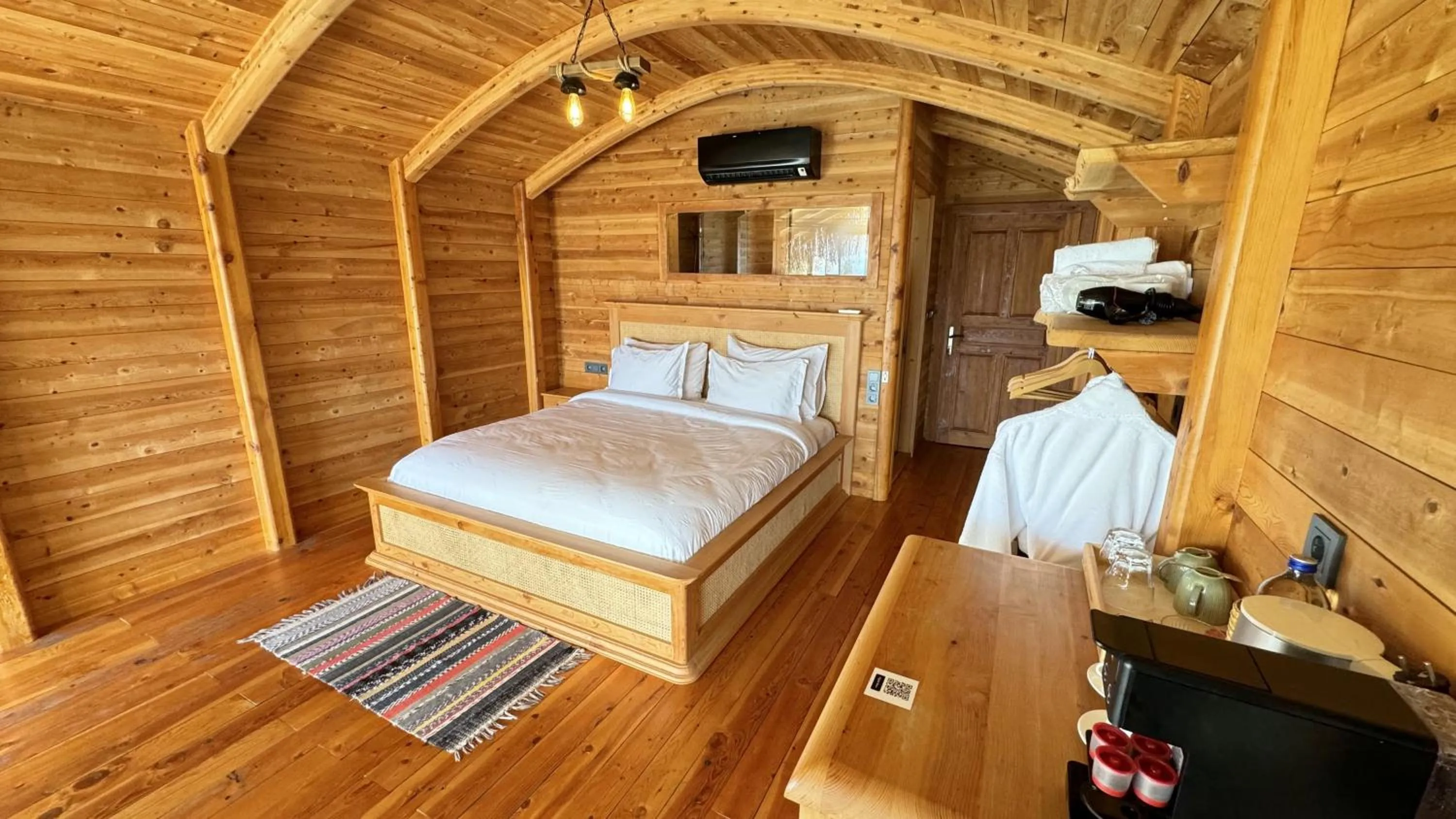 Photo of the whole room, Bed in Seaview Faralya