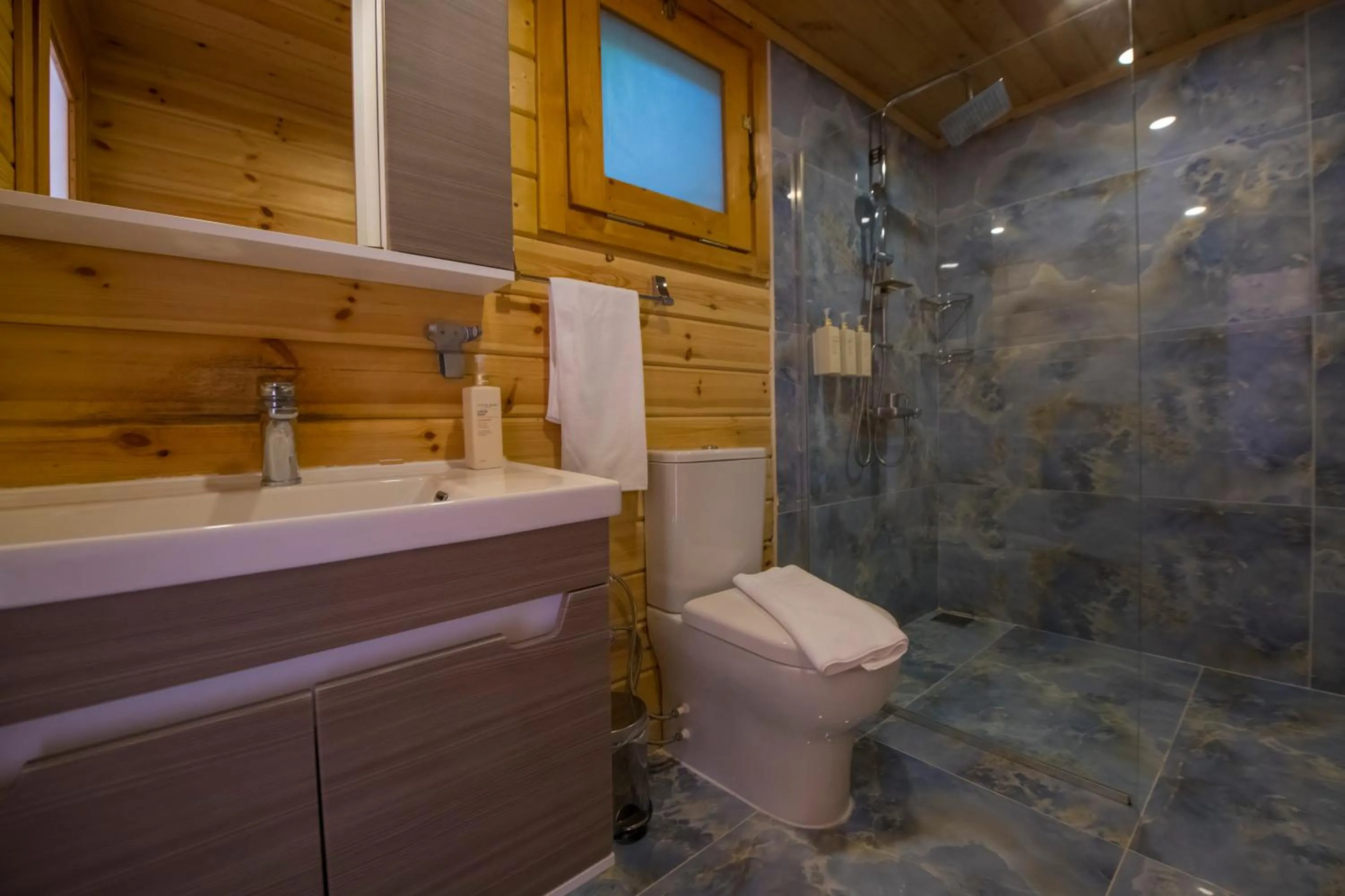 Shower in Seaview Faralya