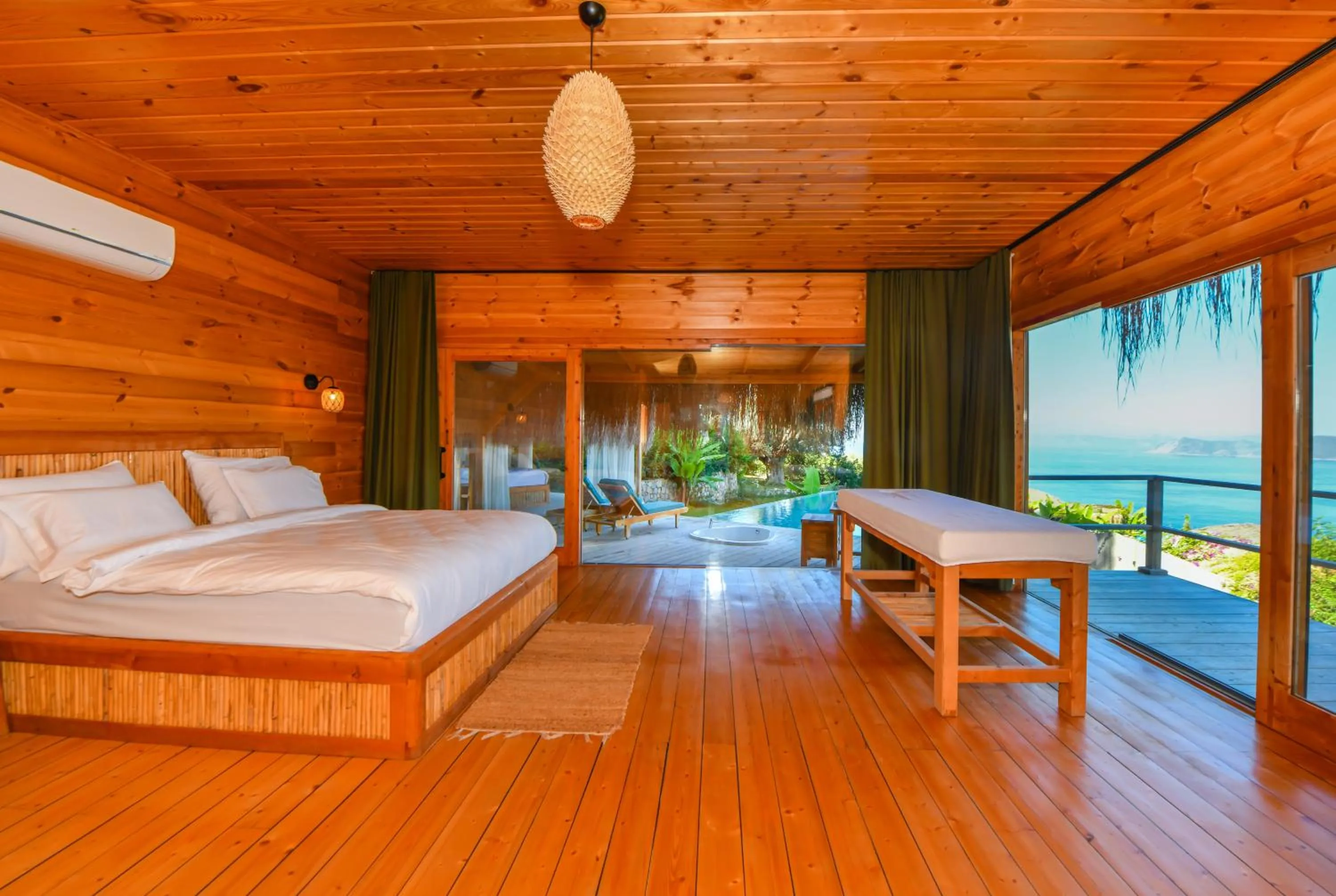 Photo of the whole room, Bed in Seaview Faralya