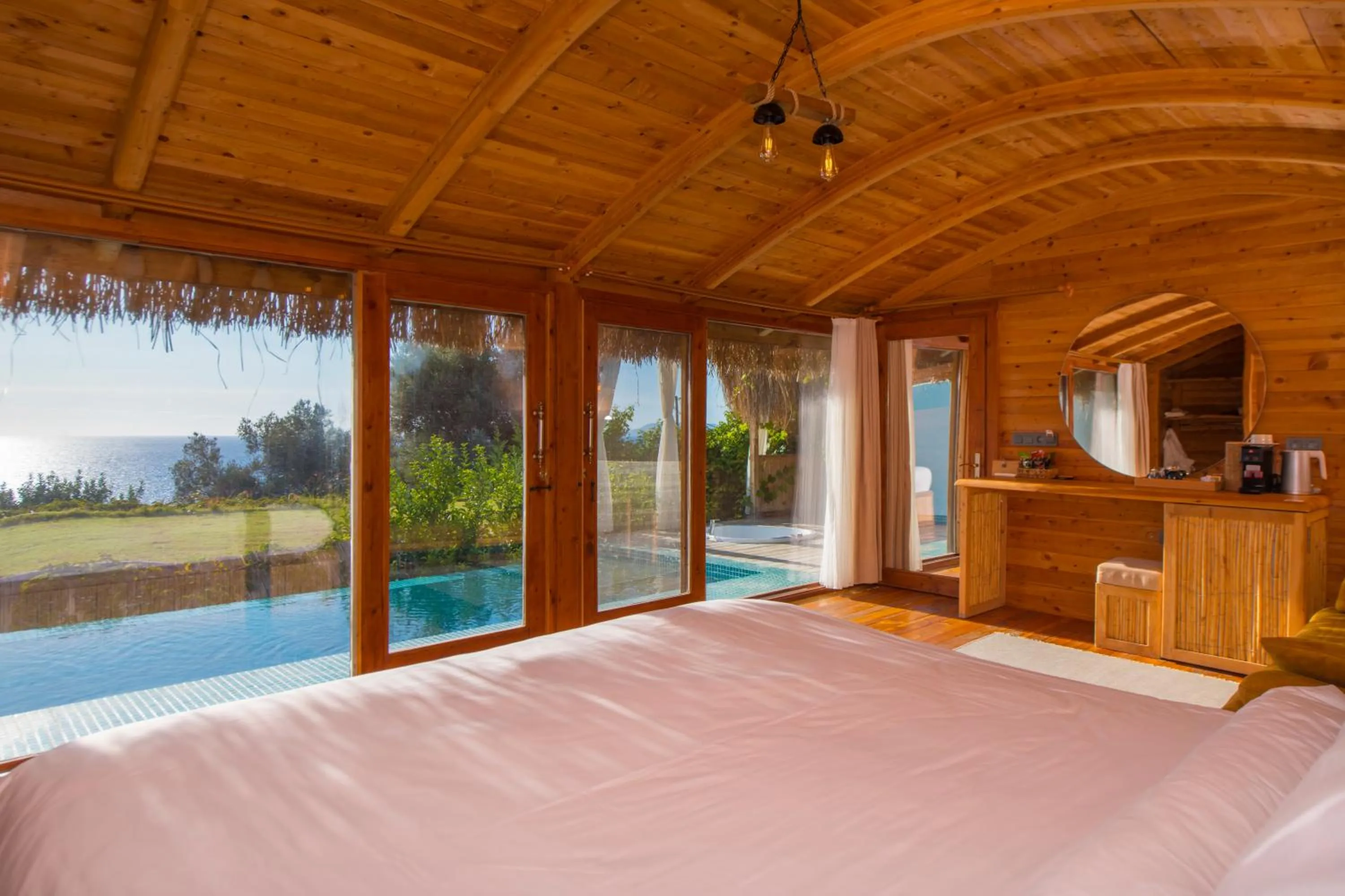 Photo of the whole room, Bed in Seaview Faralya