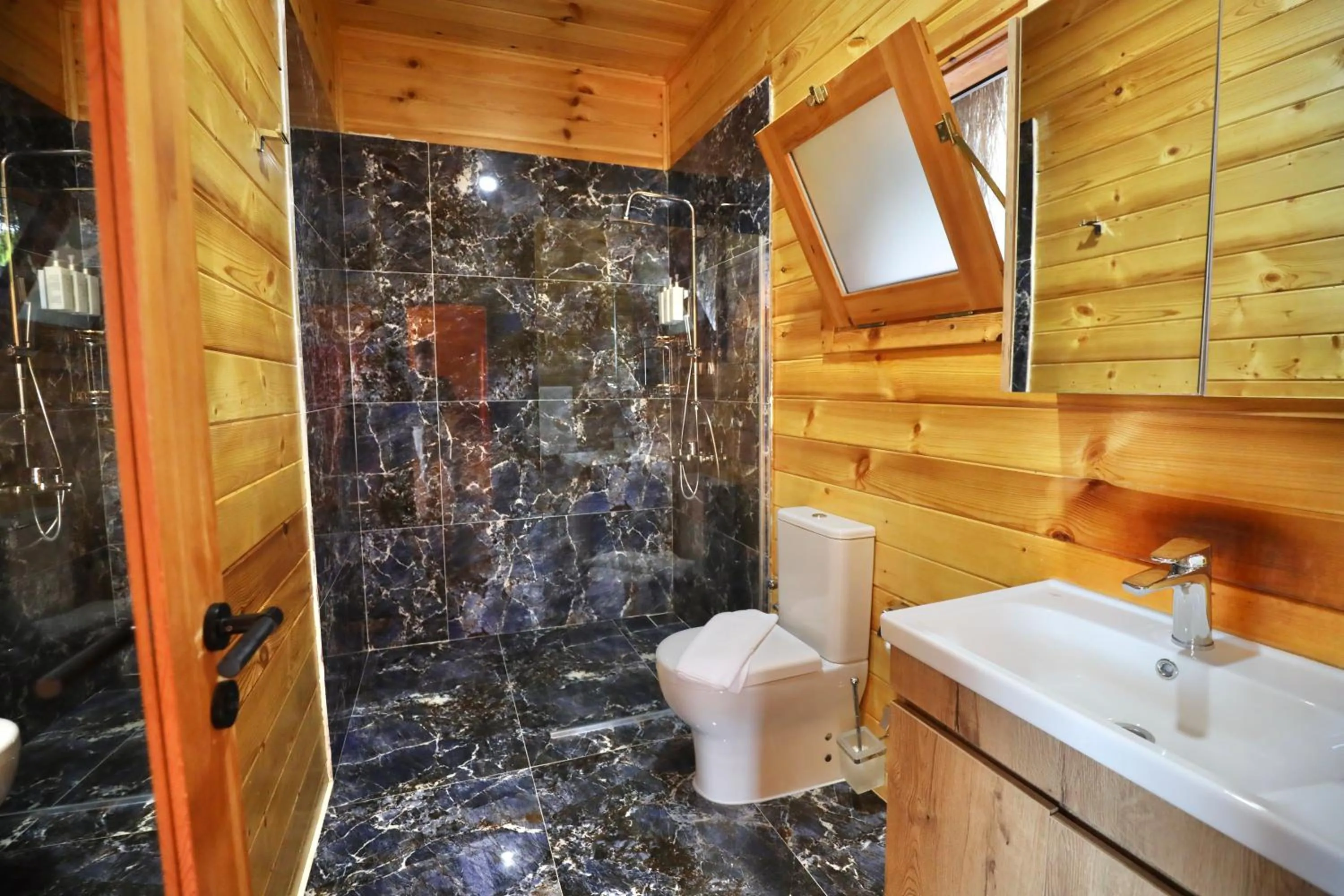 Shower in Seaview Faralya