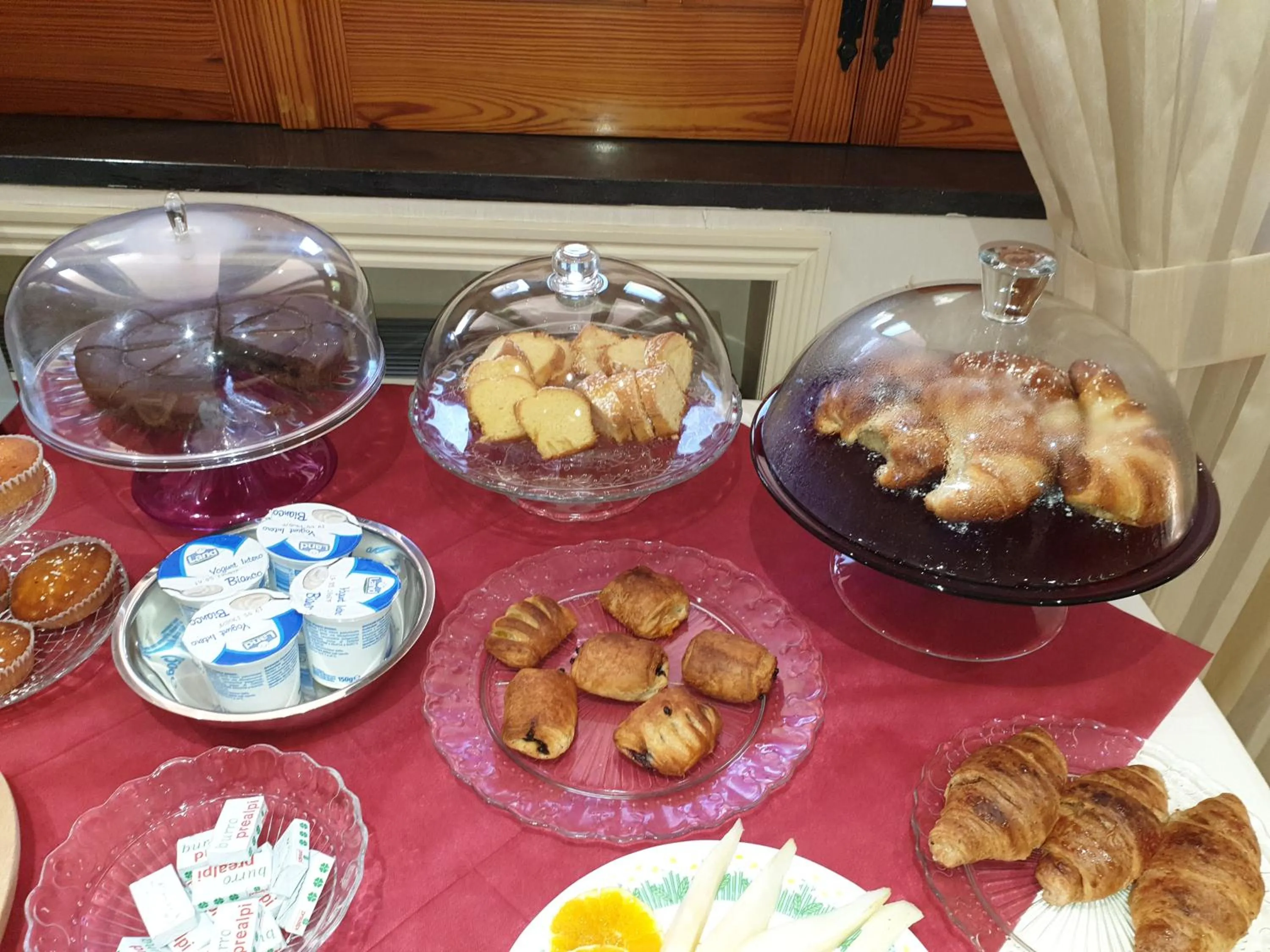 Breakfast in Villa Eden