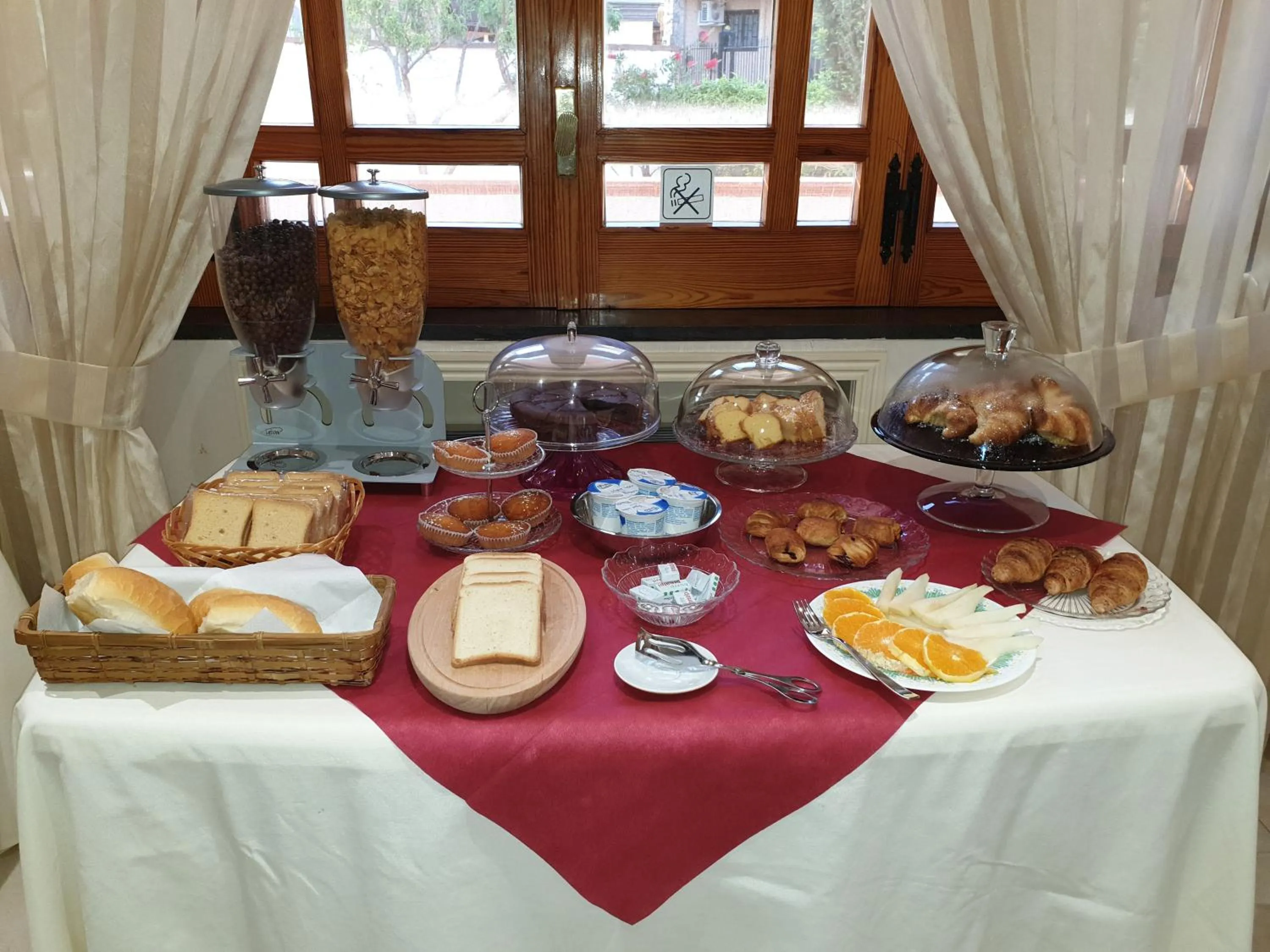 Breakfast in Villa Eden