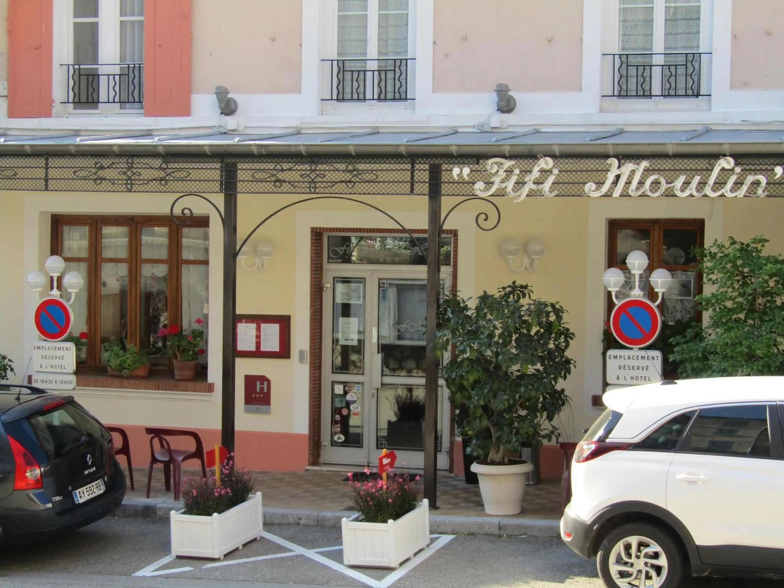 Facade/entrance in Fifi Moulin