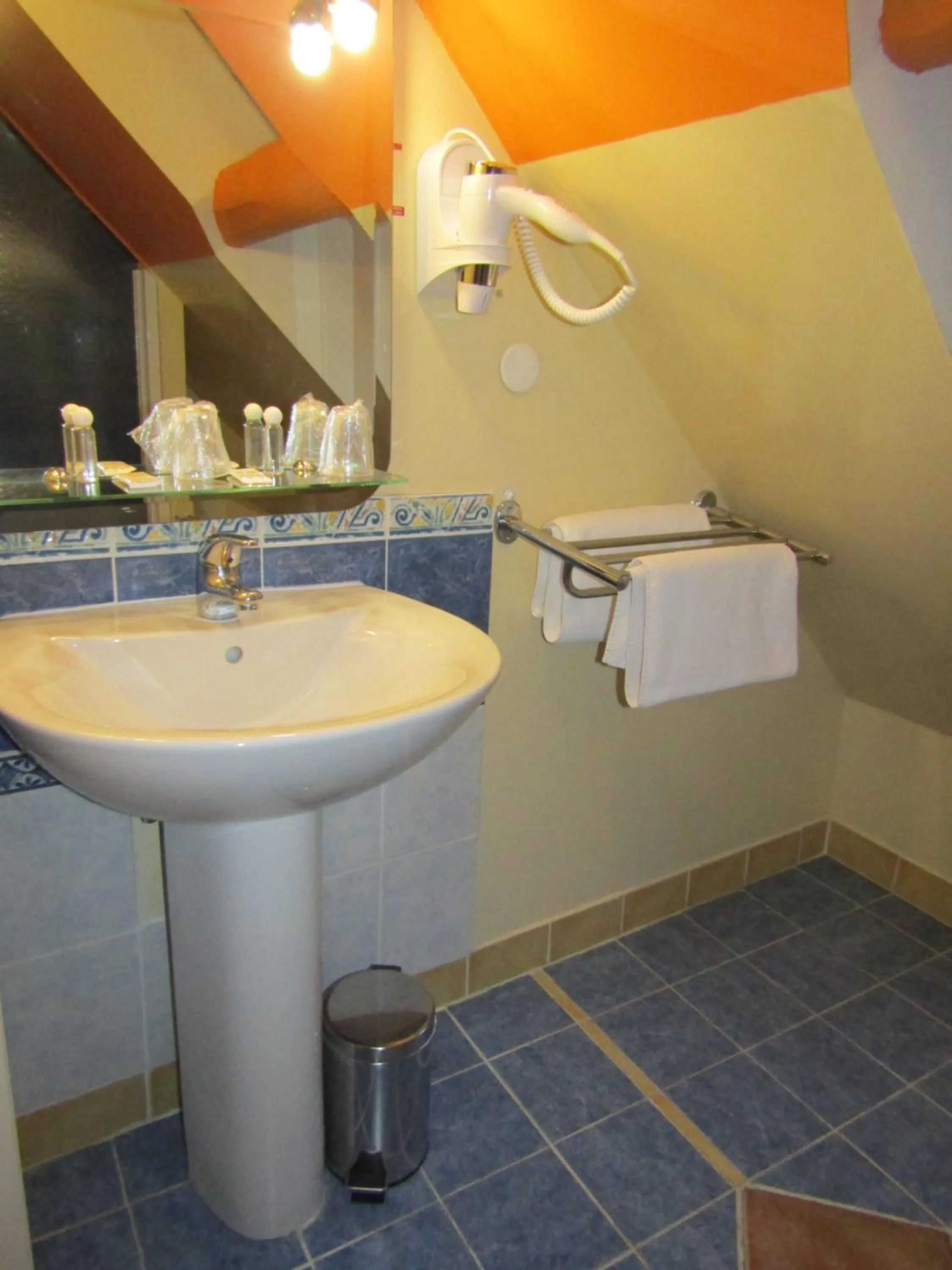 Bathroom in Fifi Moulin