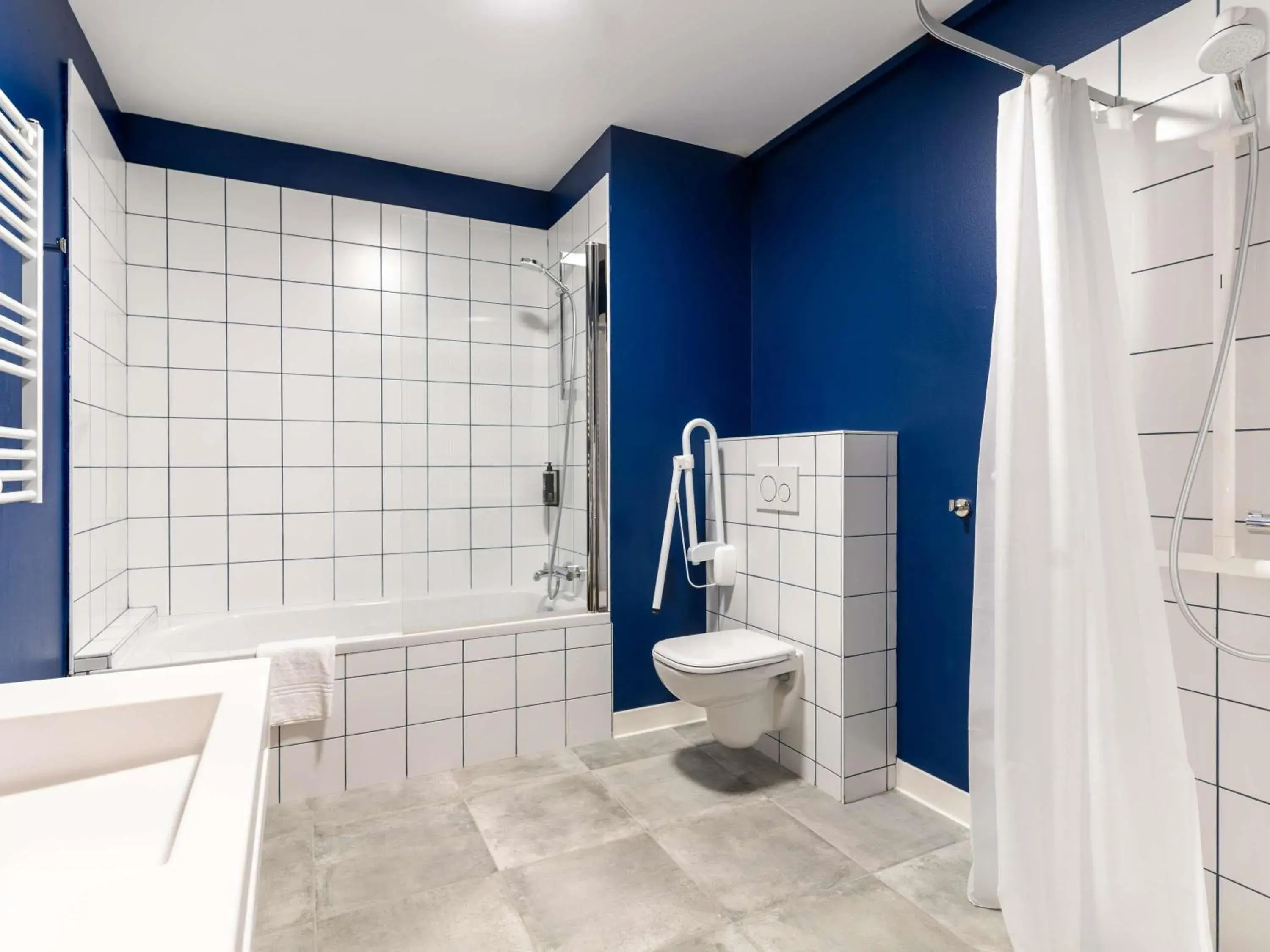 Bedroom in ibis Styles Morlaix Bedroom in ibis Styles Morlaix