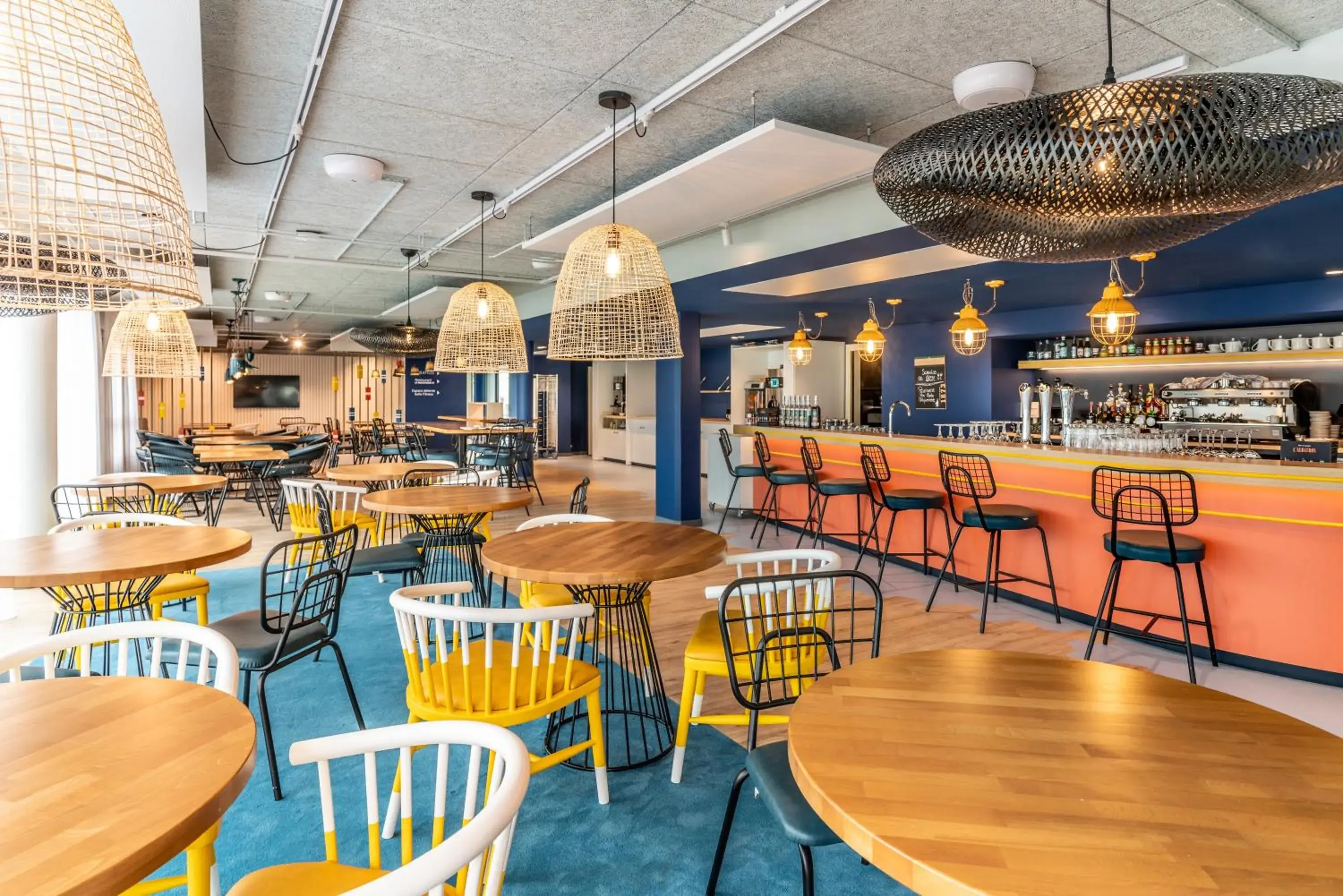 Lounge or bar in ibis Styles Morlaix Lounge or bar in ibis Styles Morlaix