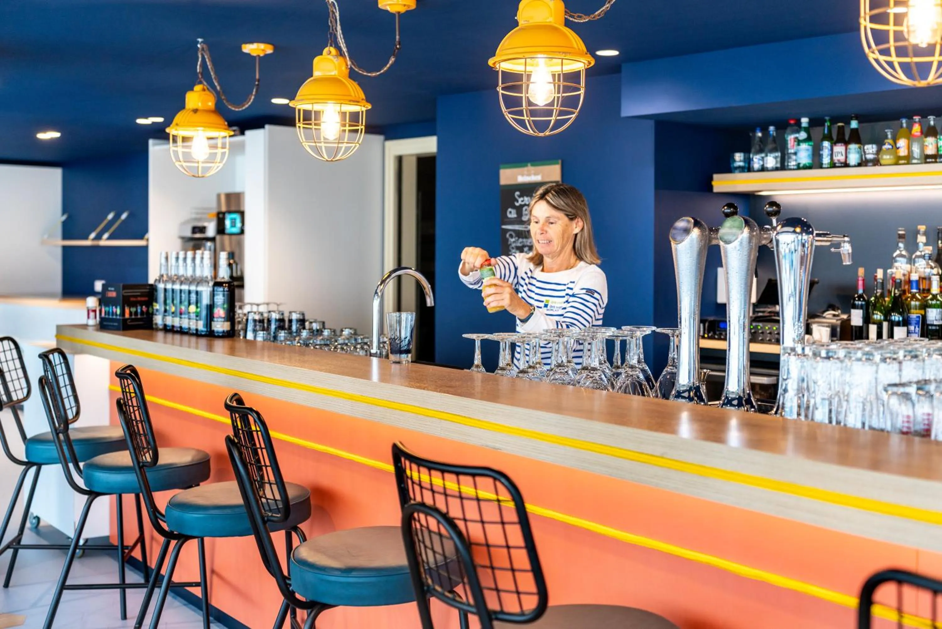 Lounge or bar in ibis Styles Morlaix