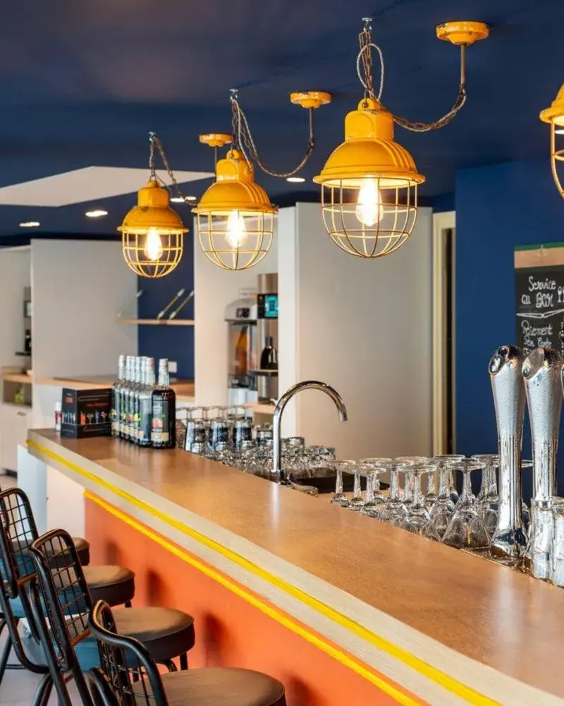 Lounge or bar in ibis Styles Morlaix Lounge or bar in ibis Styles Morlaix