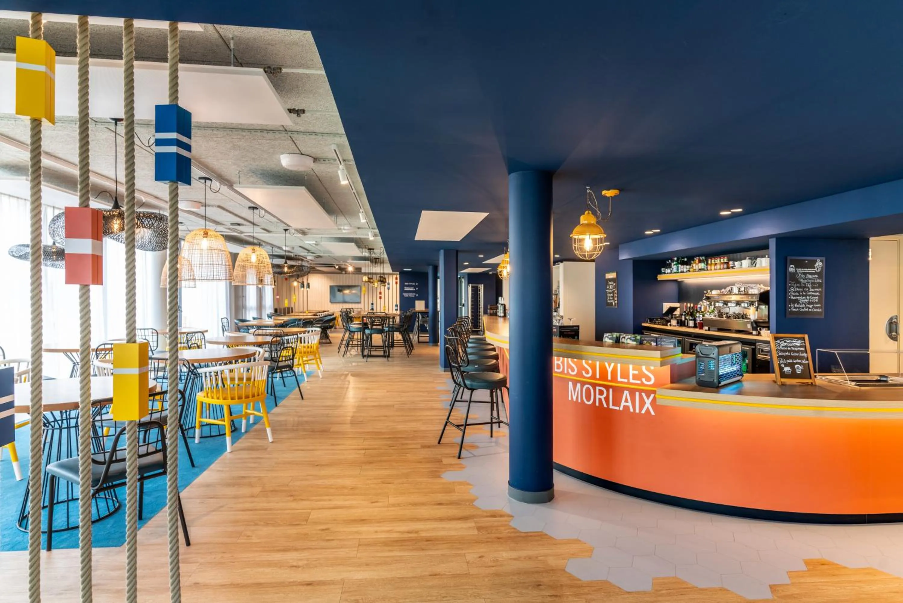 Lounge or bar in ibis Styles Morlaix