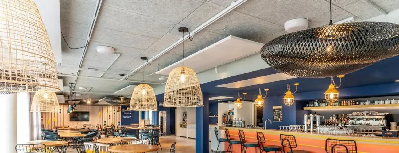 Lounge or bar in ibis Styles Morlaix Lounge or bar in ibis Styles Morlaix