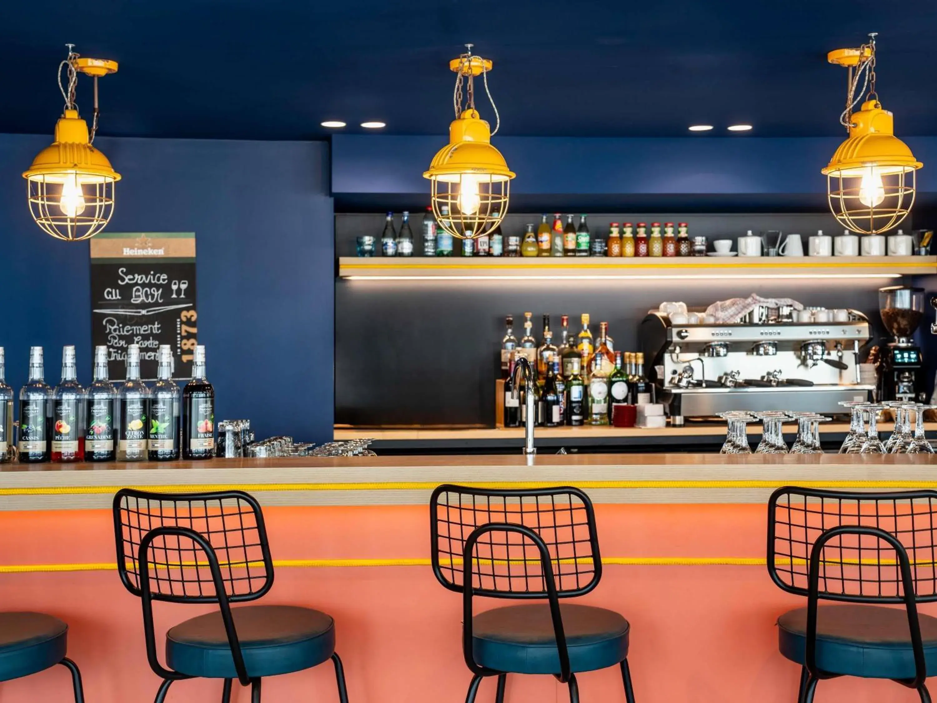 Lounge or bar in ibis Styles Morlaix Lounge or bar in ibis Styles Morlaix