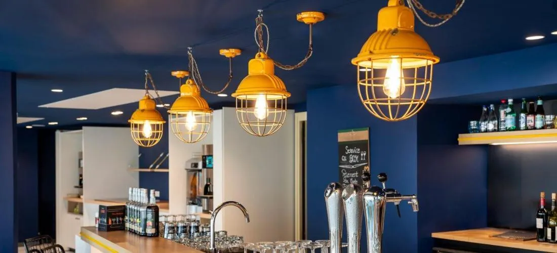 Lounge or bar in ibis Styles Morlaix
