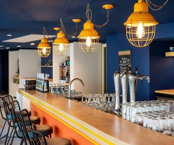 Lounge or bar in ibis Styles Morlaix
