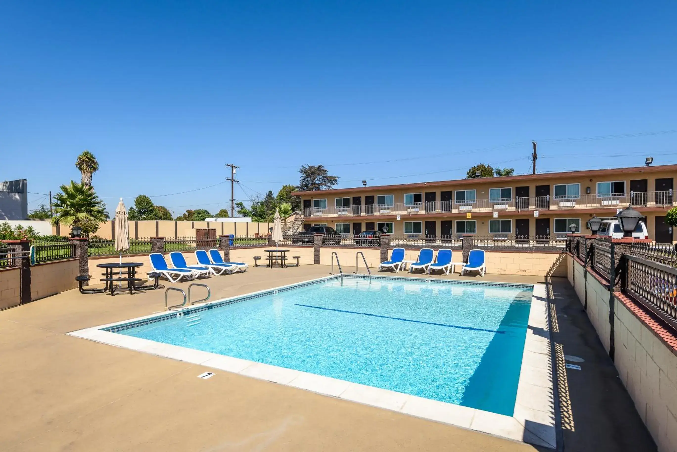 Swimming Pool in Sea Rock Inn-Los Angeles