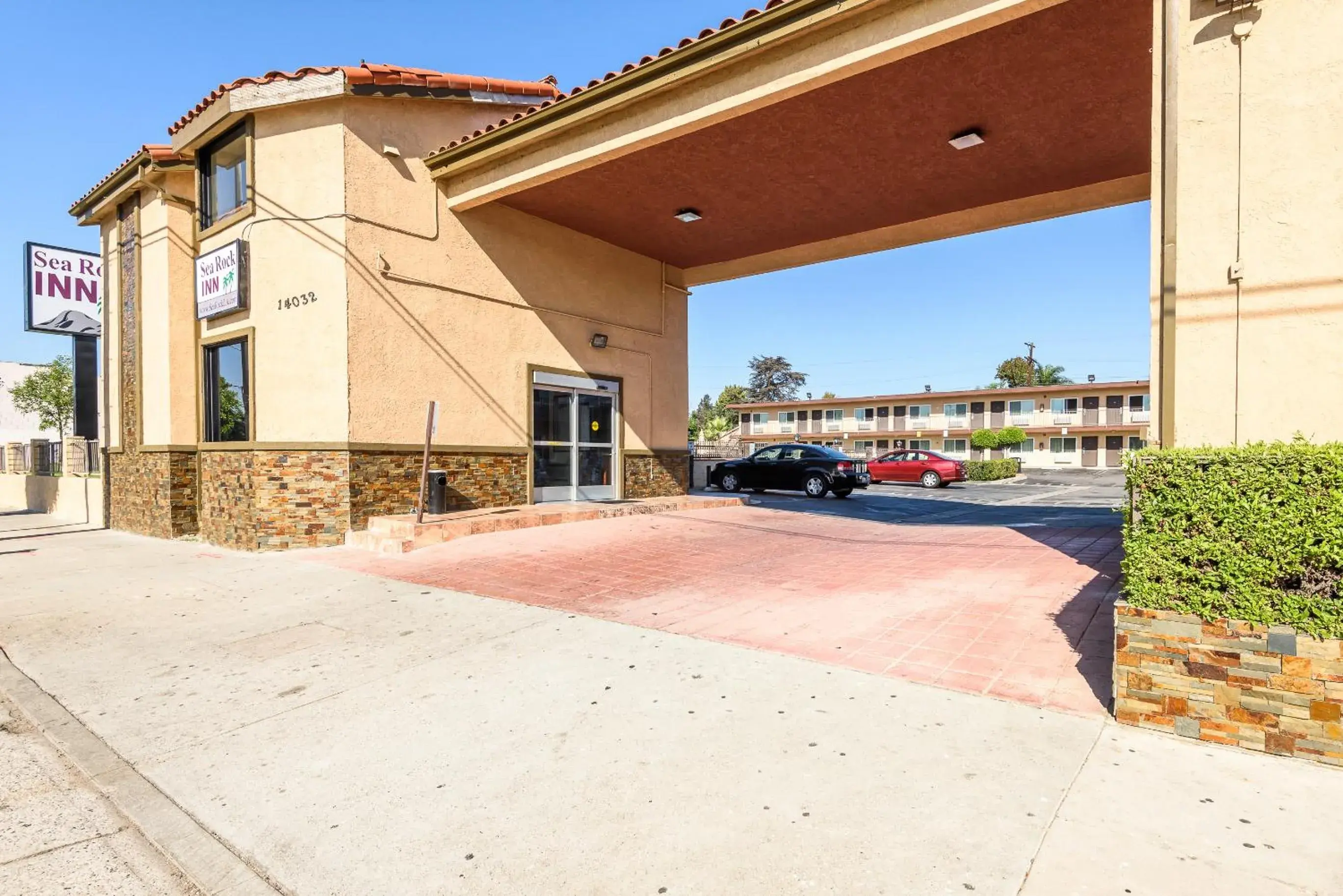 Facade/entrance, Property Building in Sea Rock Inn-Los Angeles