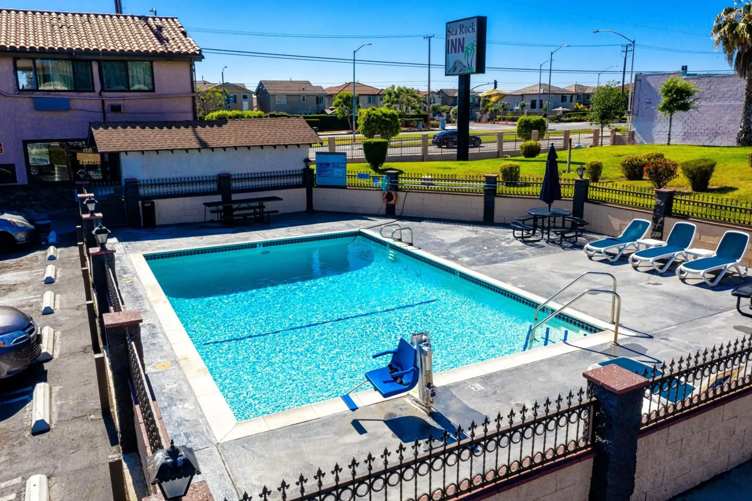 Swimming pool in Sea Rock Inn-Los Angeles