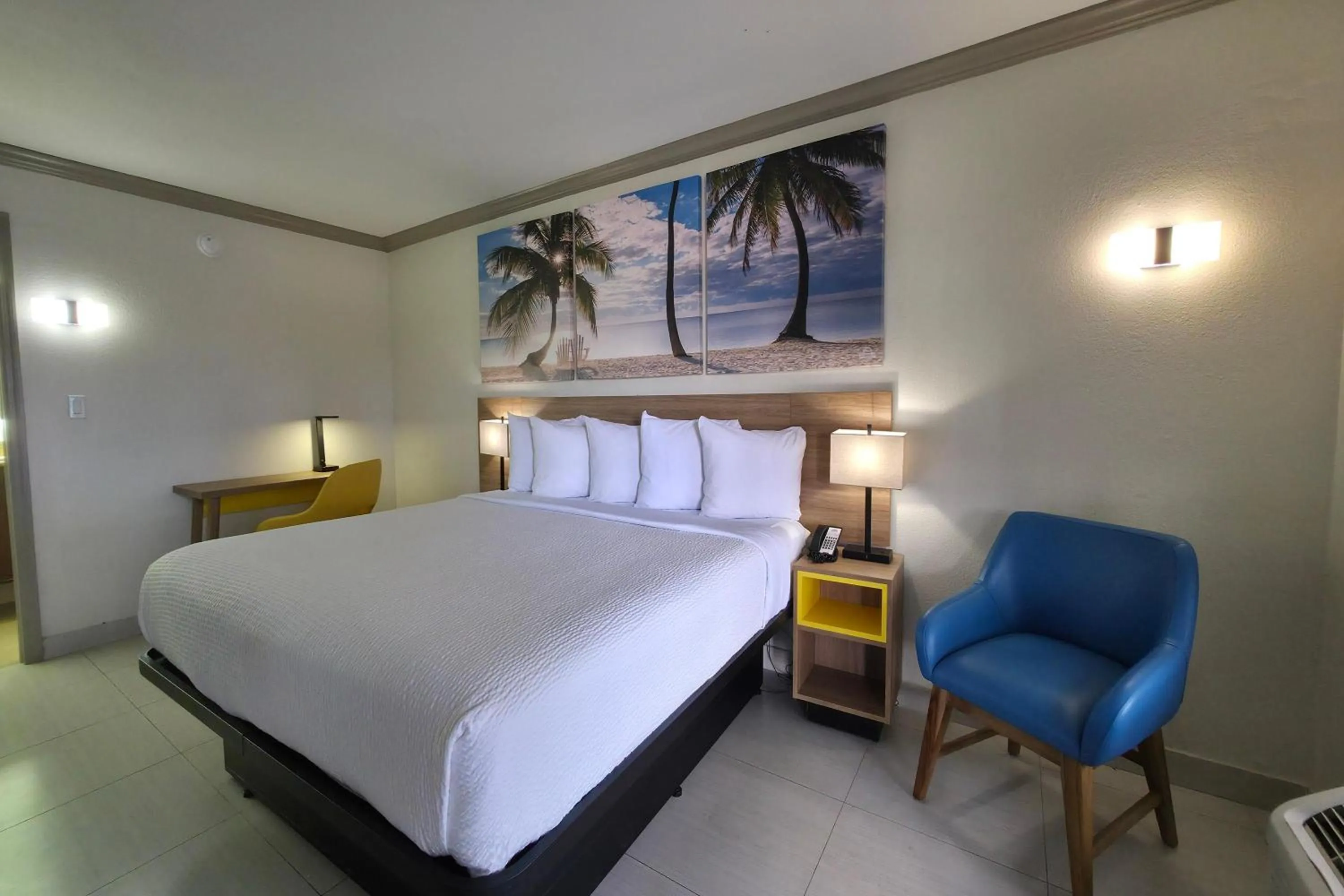 Photo of the whole room, Bed in Days Inn by Wyndham Florida City