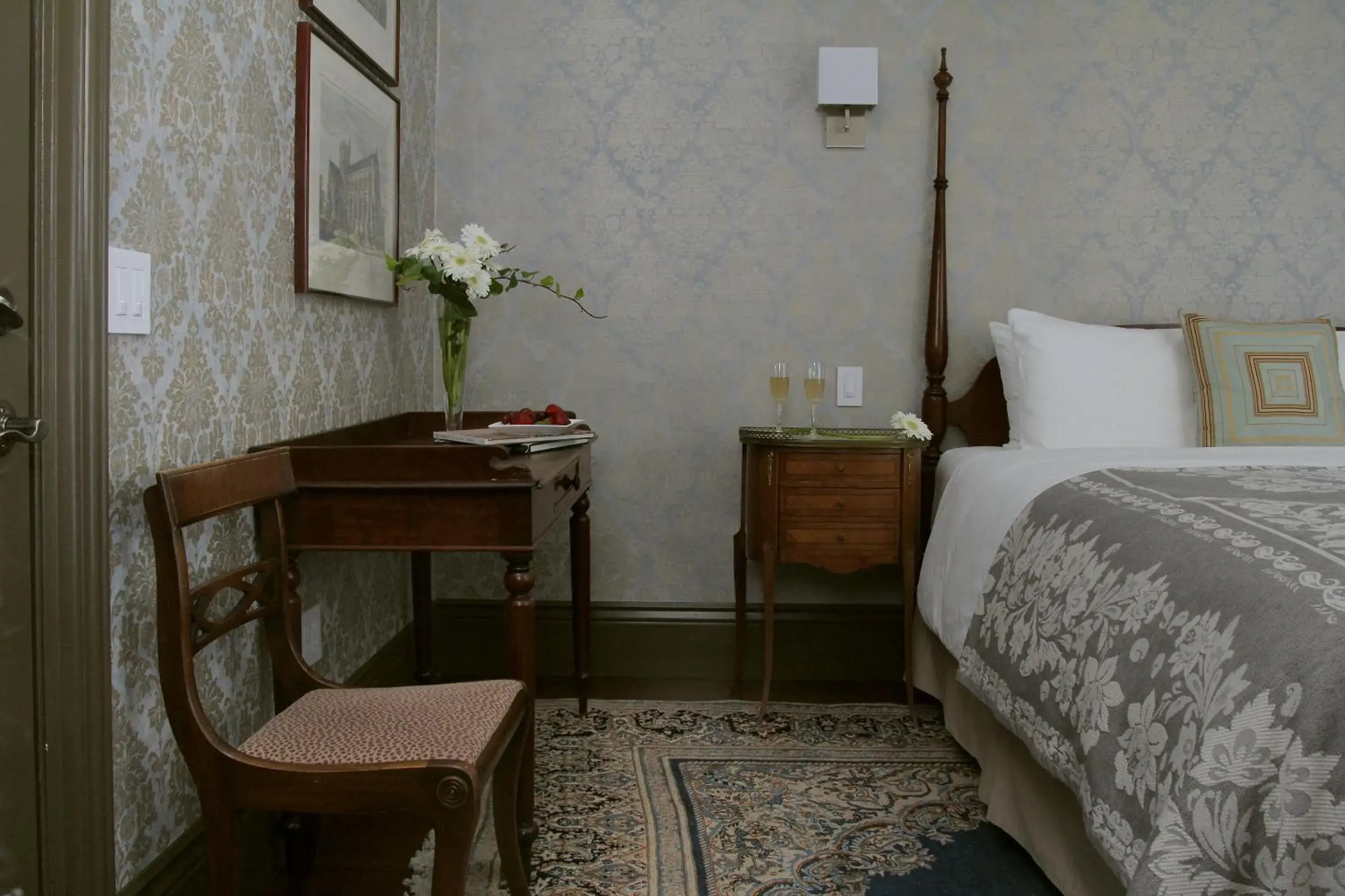 Deluxe King Room in The Monte Cristo Deluxe King Room in The Monte Cristo