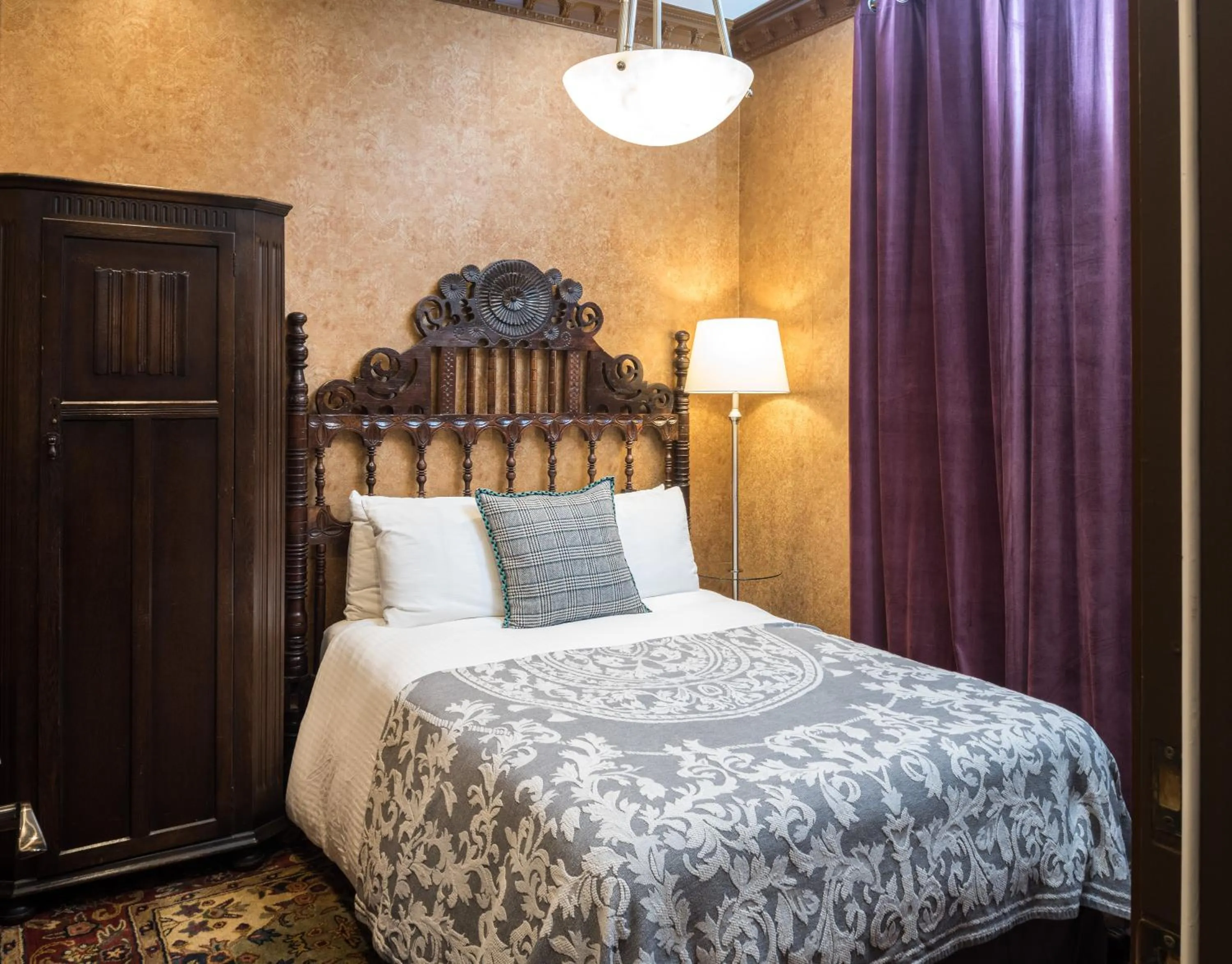 Bedroom, Bed in The Monte Cristo