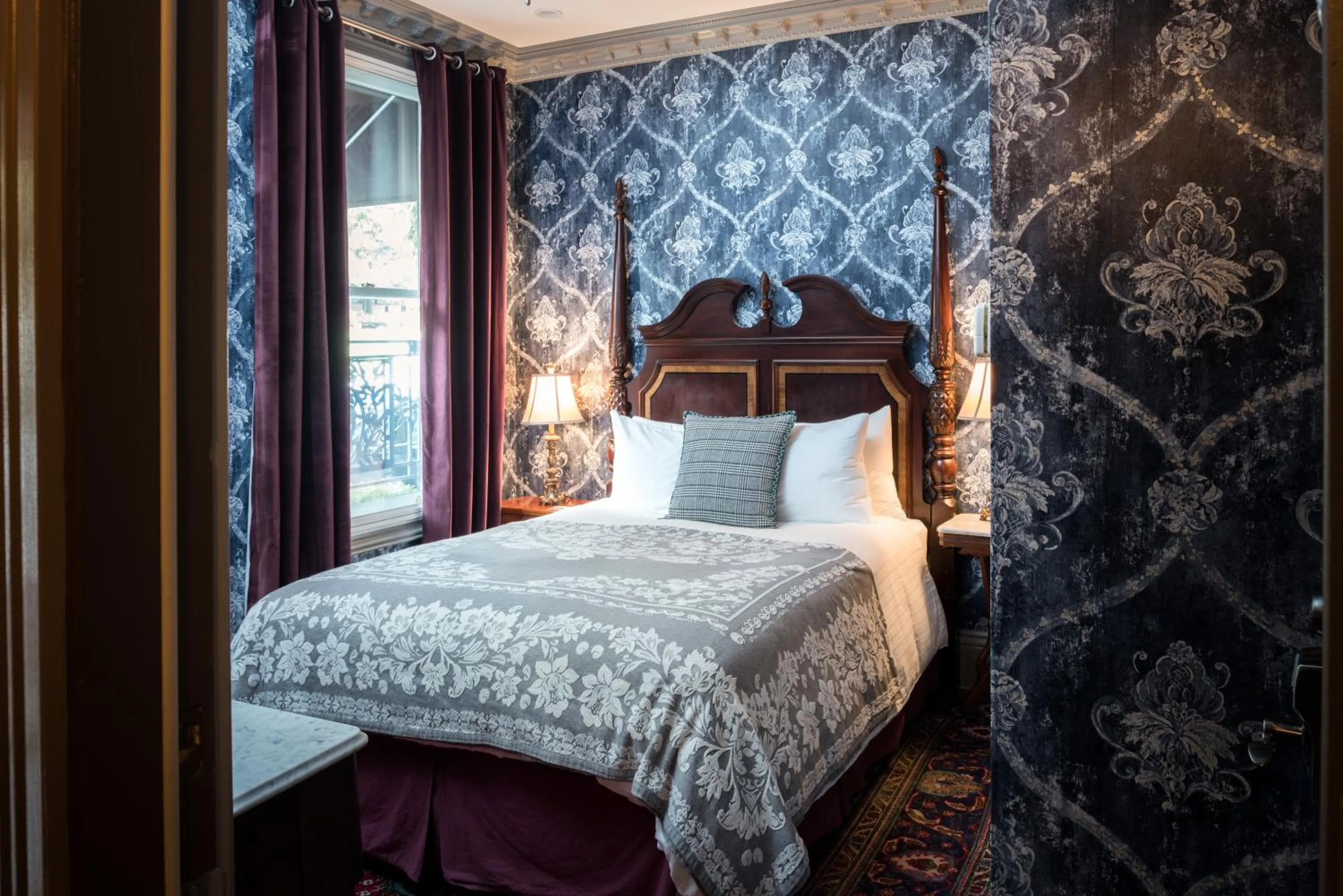 Bedroom, Bed in The Monte Cristo