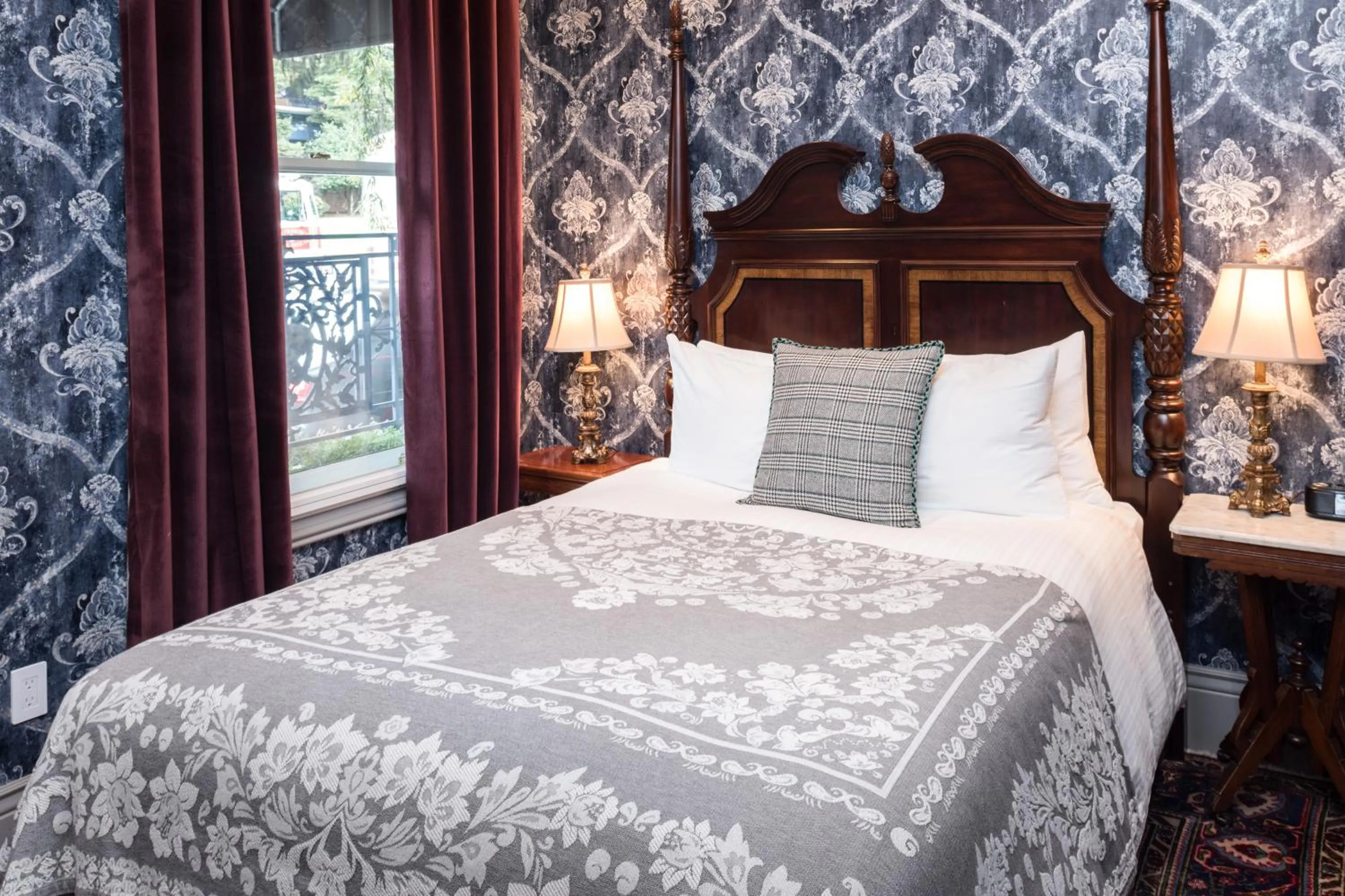 Bedroom, Bed in The Monte Cristo