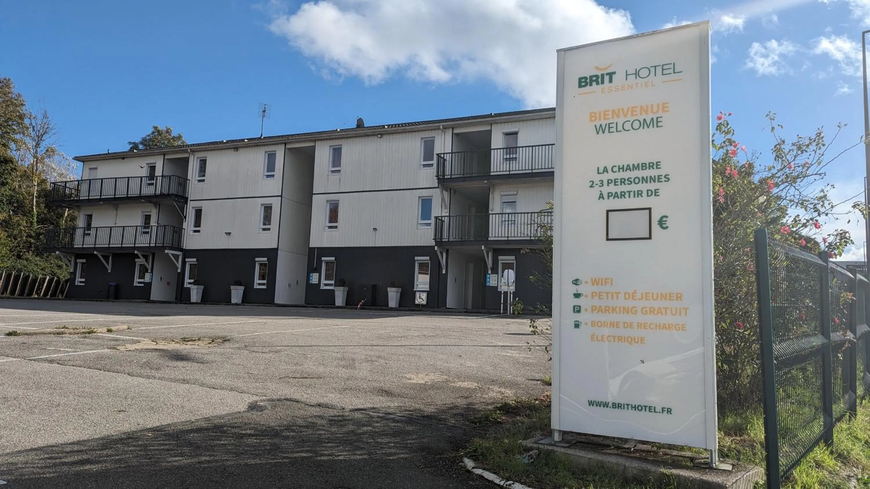 Property building in Kyriad Direct Rouen Nord - Barentin