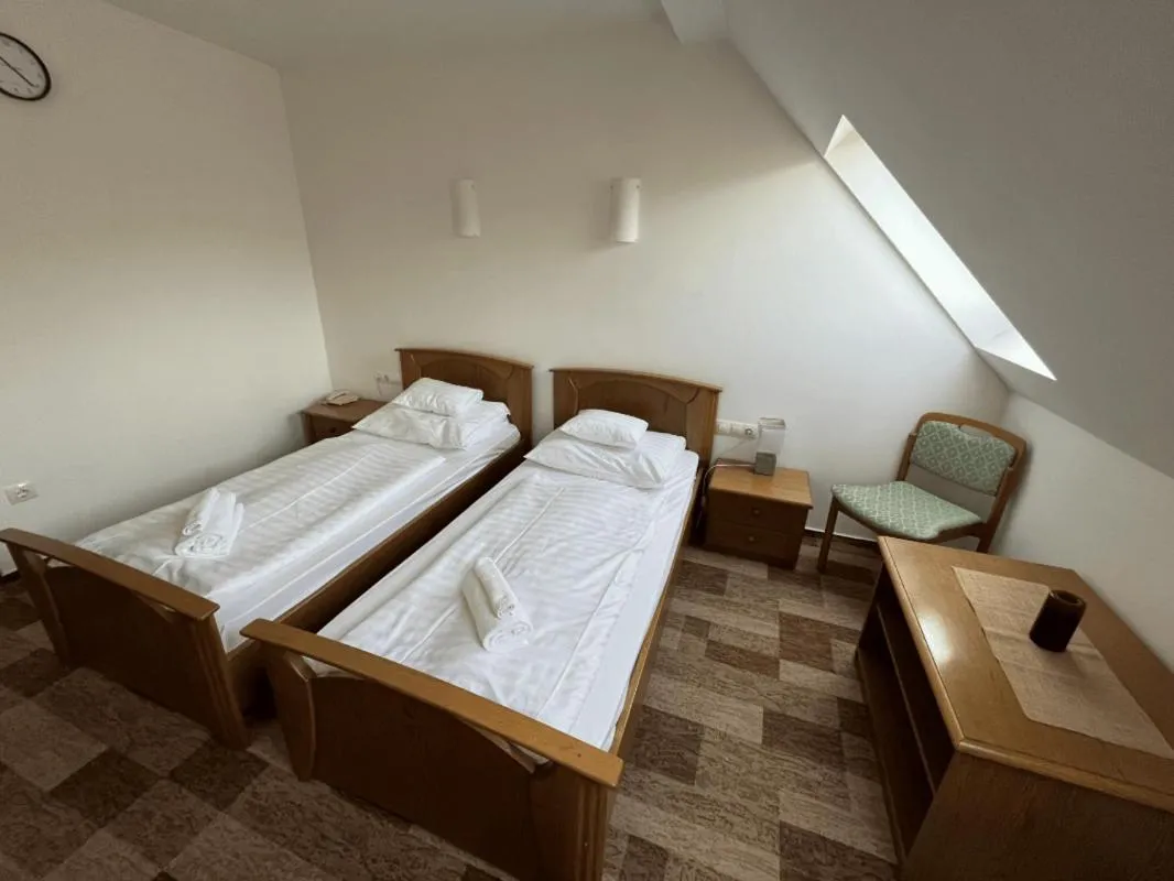 Bed in M1 Szekér Csárda Hotel és Étterem