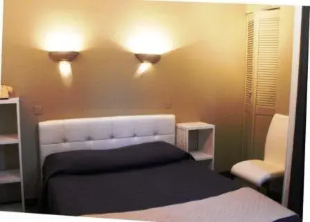 Double Room in Logis Hôtel Restaurant Les Capucins Double Room in Logis Hôtel Restaurant Les Capucins