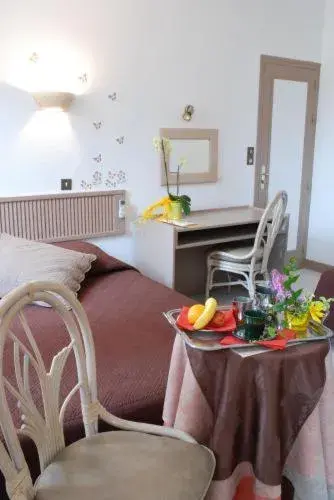 Double Room in Logis Hôtel Restaurant Les Capucins Double Room in Logis Hôtel Restaurant Les Capucins