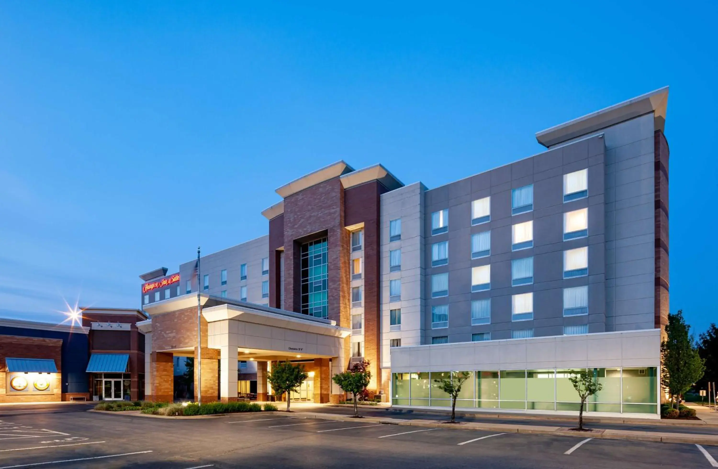 Property building in Hampton Inn & Suites St. Louis at Forest Park Property building in Hampton Inn & Suites St. Louis at Forest Park